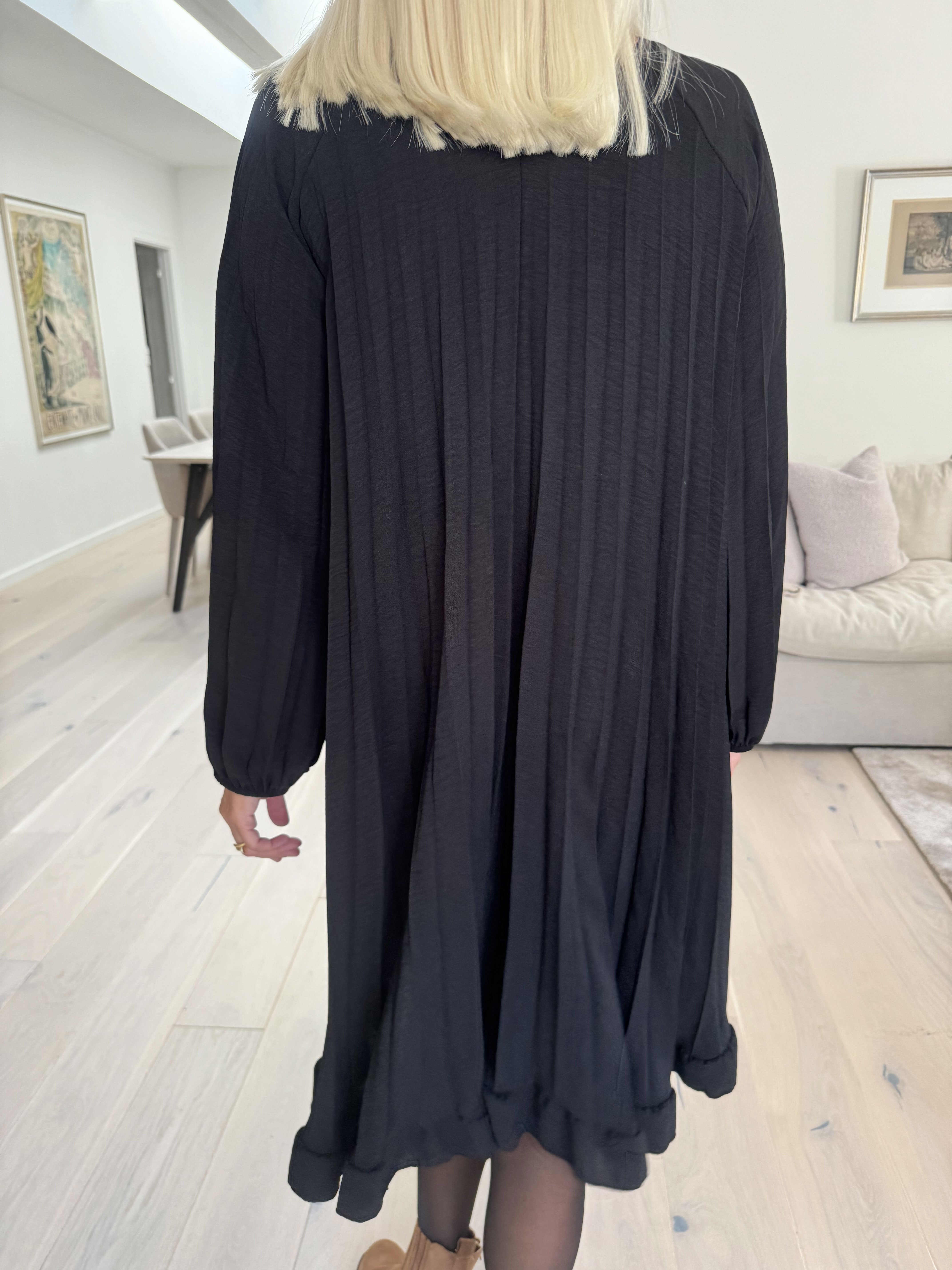 Santorini Dress - Sød langærmet kjole med plisseringer