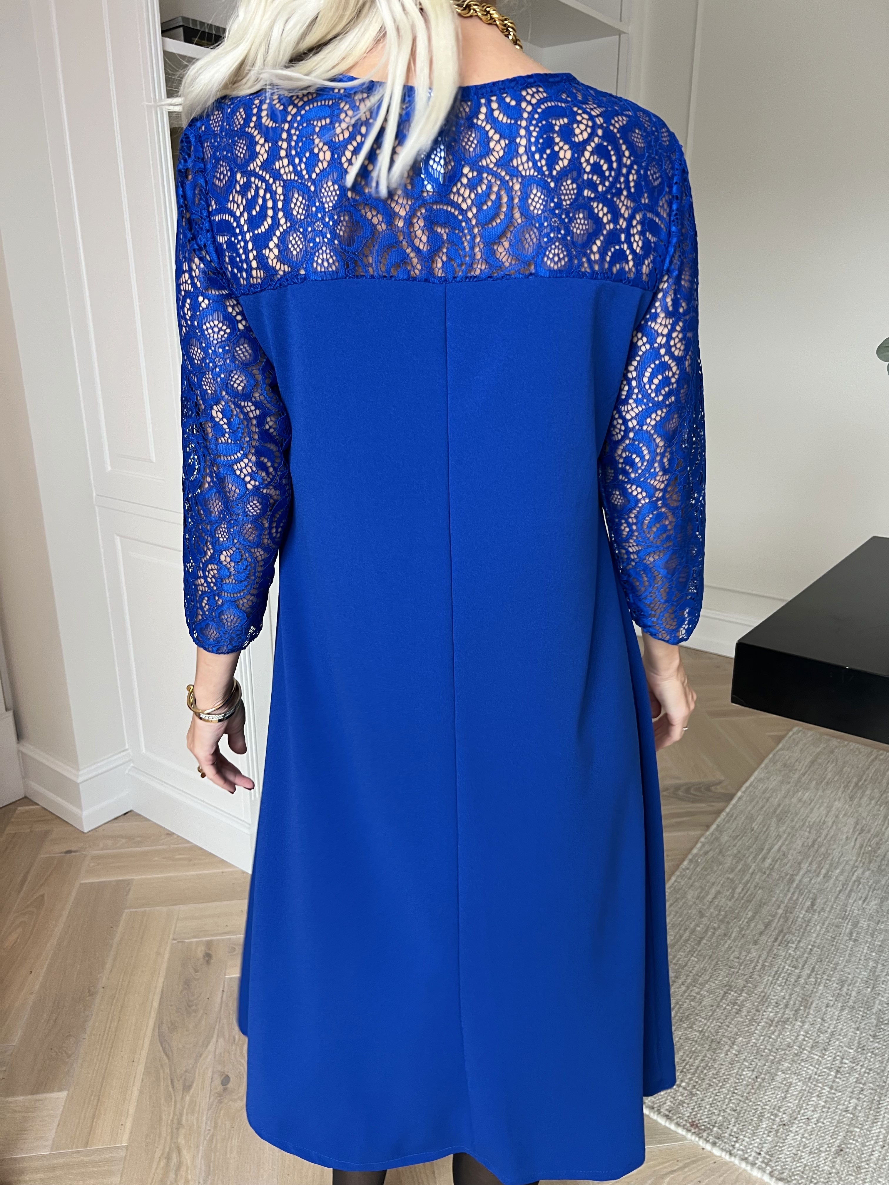 Sassi - Elegant kjole med smukke blondeærmer