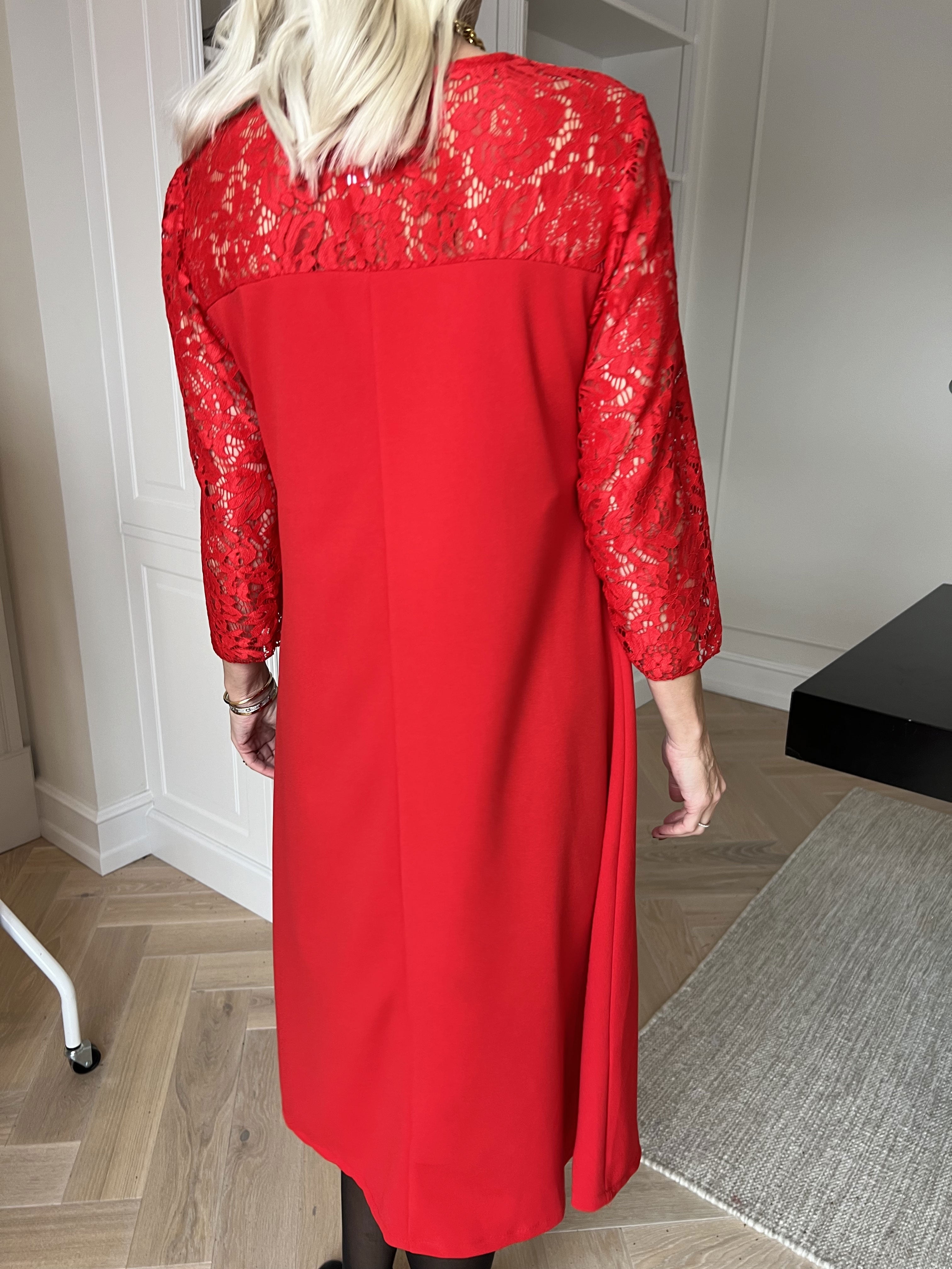 Sassi - Elegant kjole med smukke blondeærmer