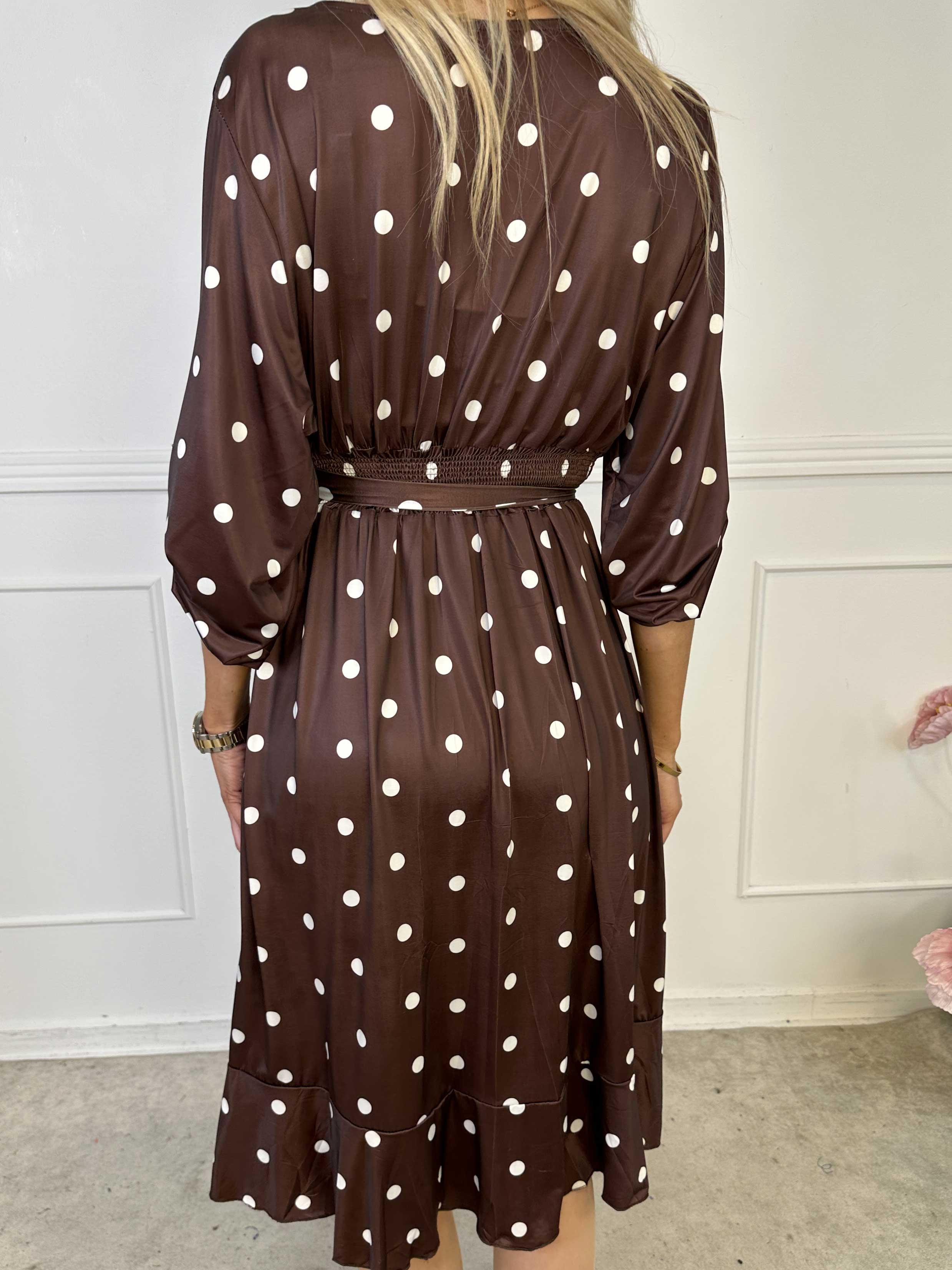 Savina Dot - Elastisk kjole i slå-om-look med prikker og flæsekant