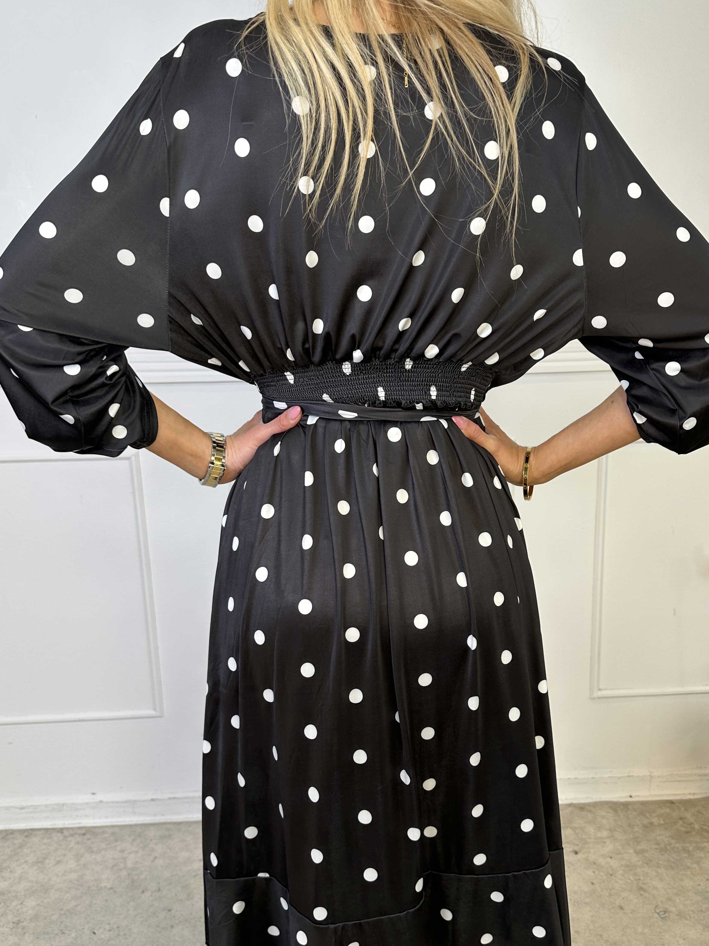 Savina Dot - Elastisk kjole i slå-om-look med prikker og flæsekant