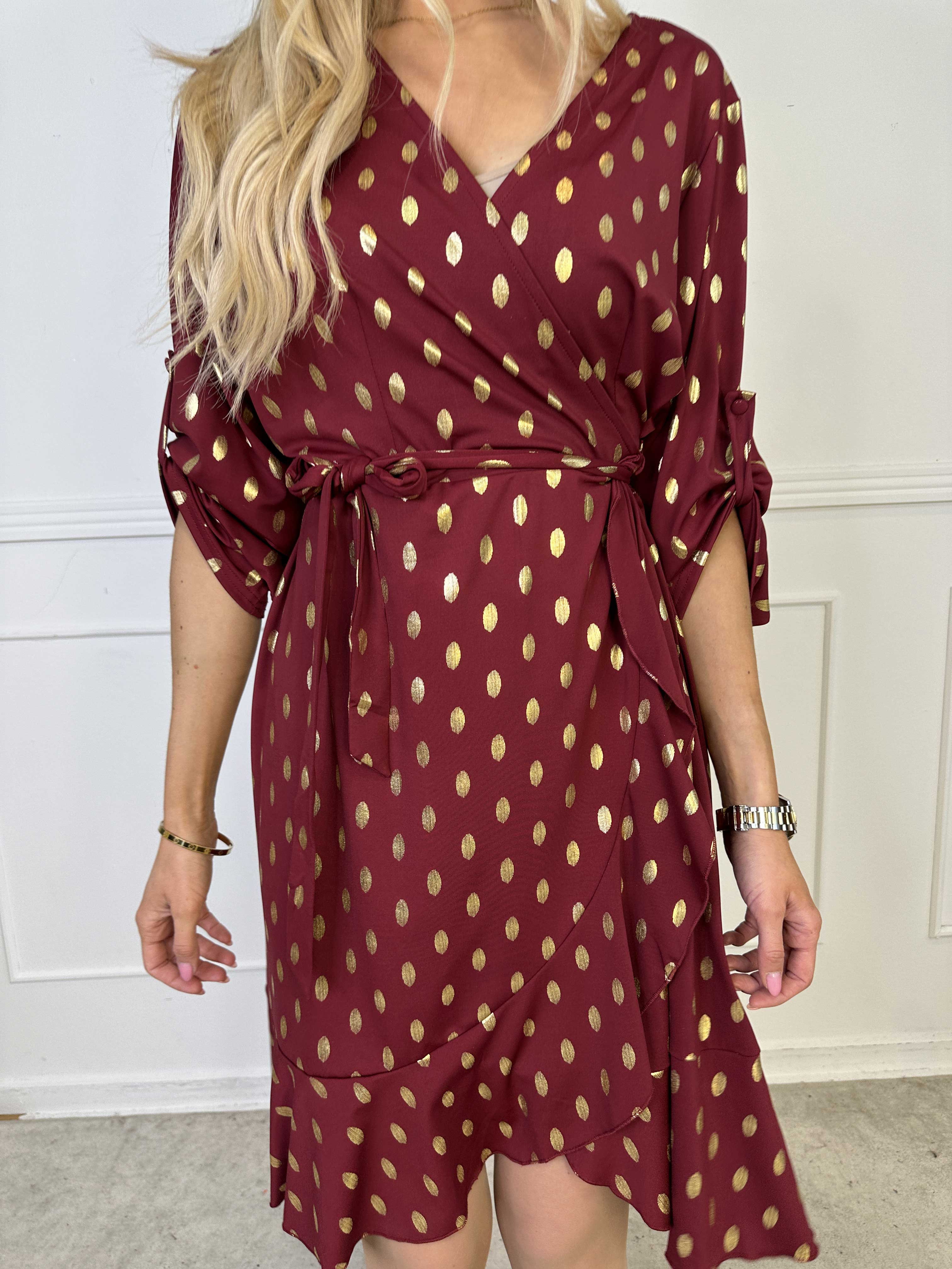 Savina Gold - Elastisk kjole i slå-om-look med guld dutter