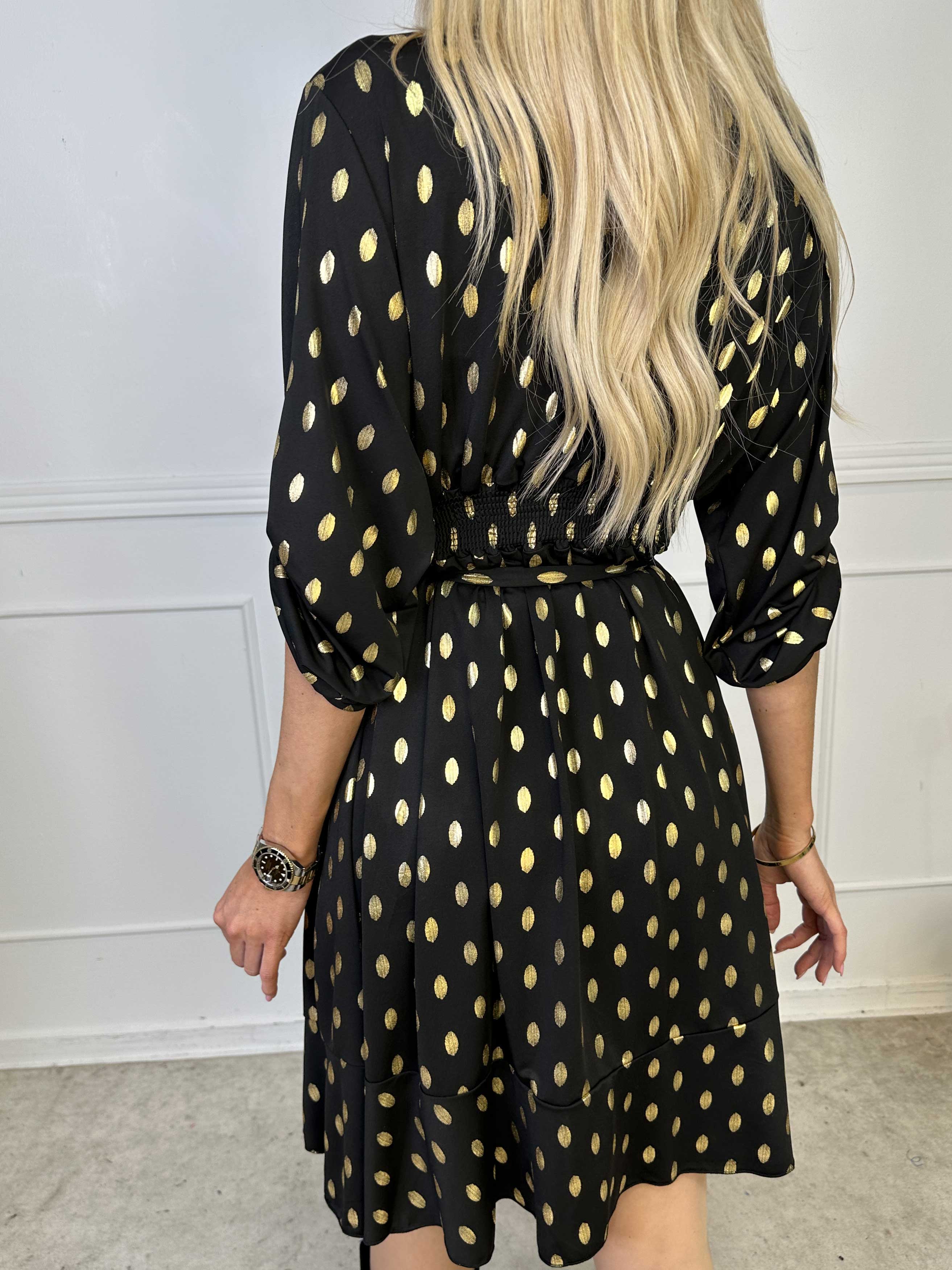 Savina Gold - Elastisk kjole i slå-om-look med guld dutter