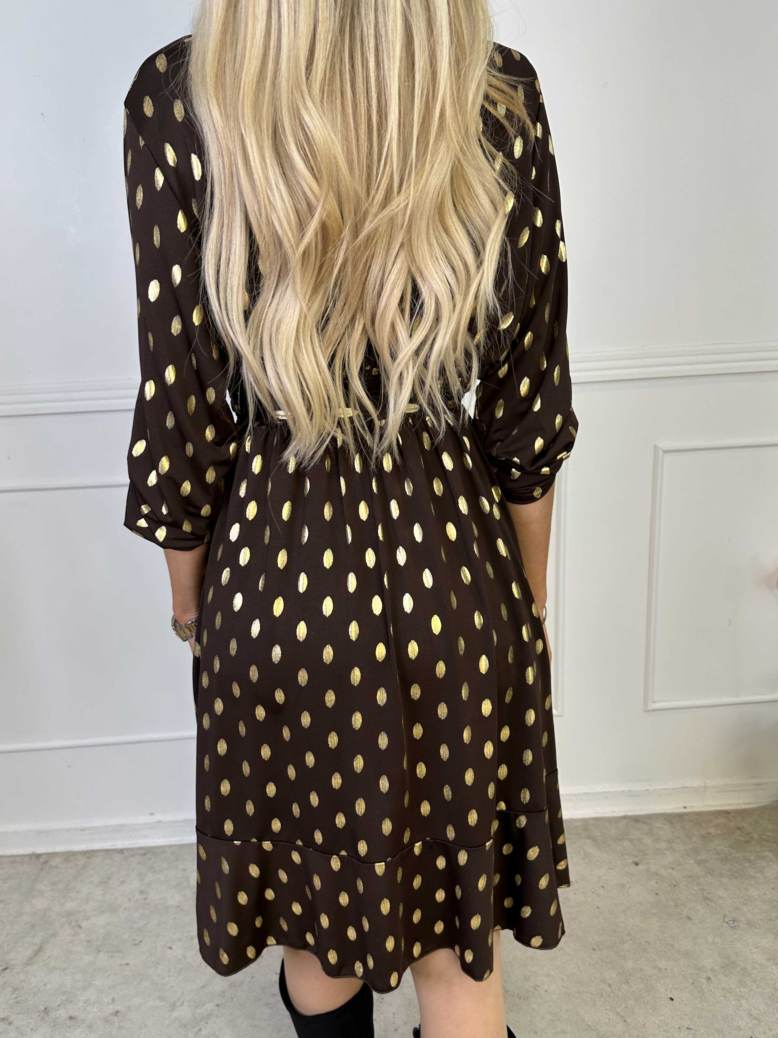 Savina Gold - Elastisk kjole i slå-om-look med guld dutter