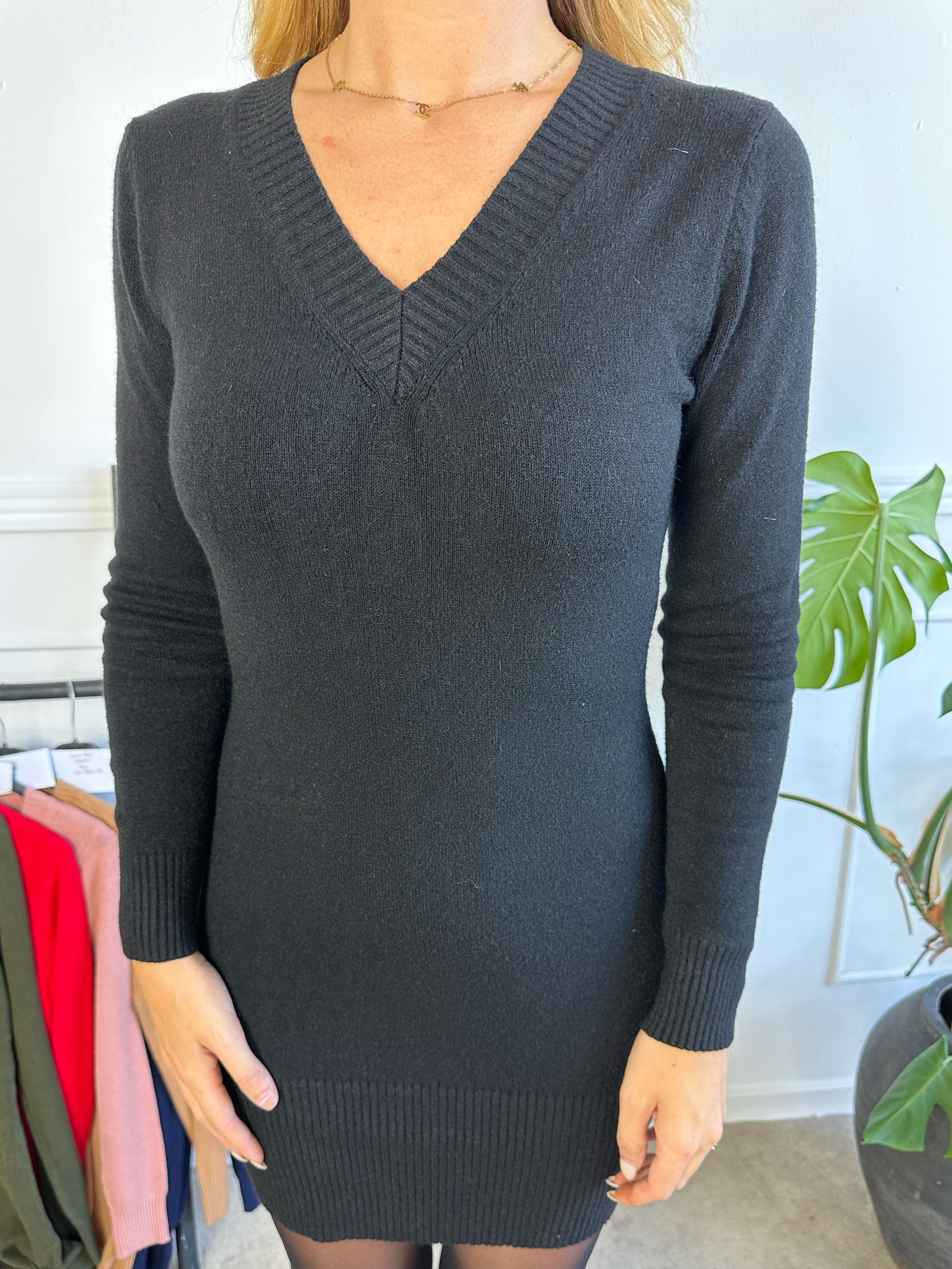 Savina - Simpel strikkjole med v-udskæring