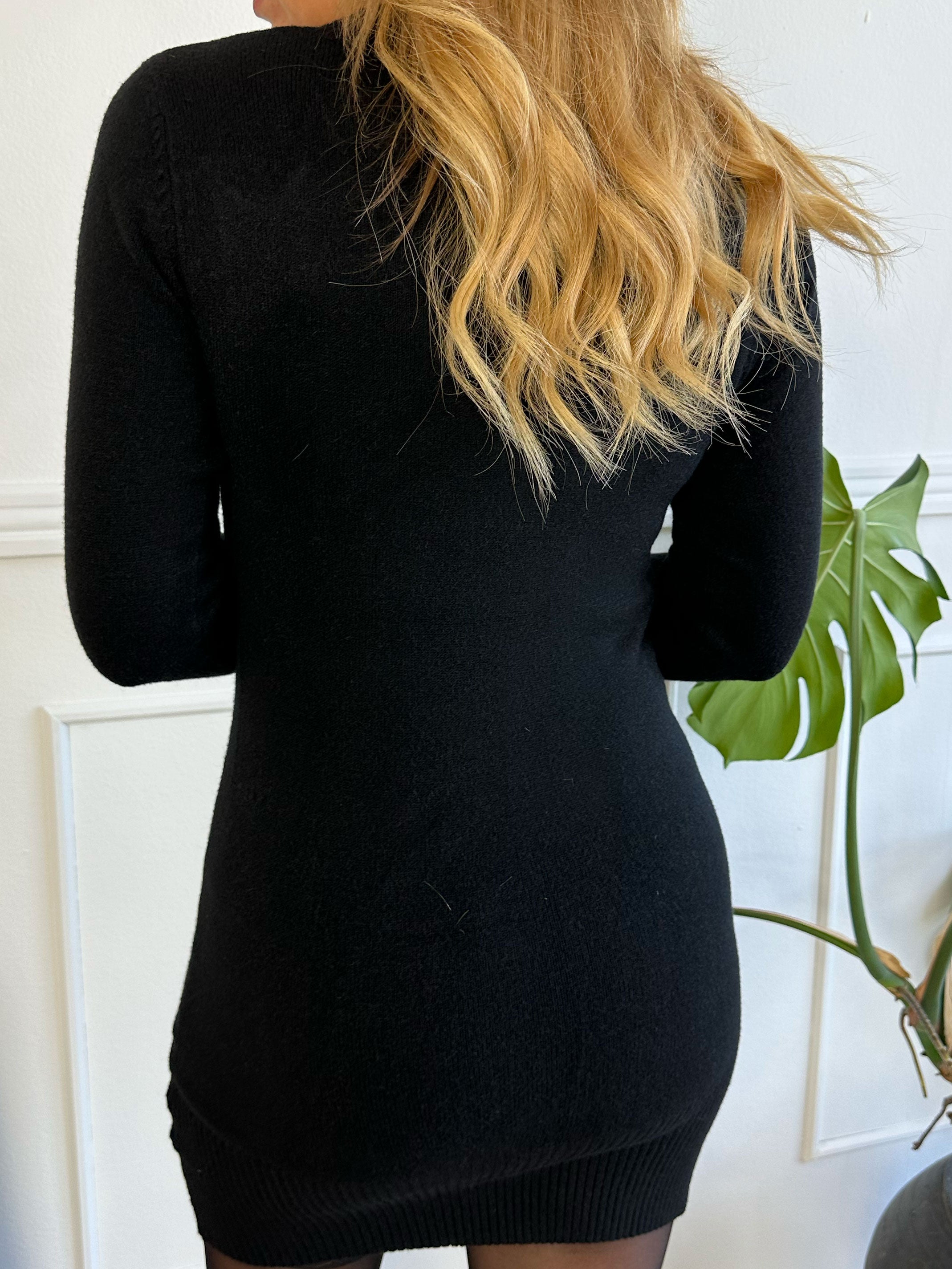 Savina - Simpel strikkjole med v-udskæring