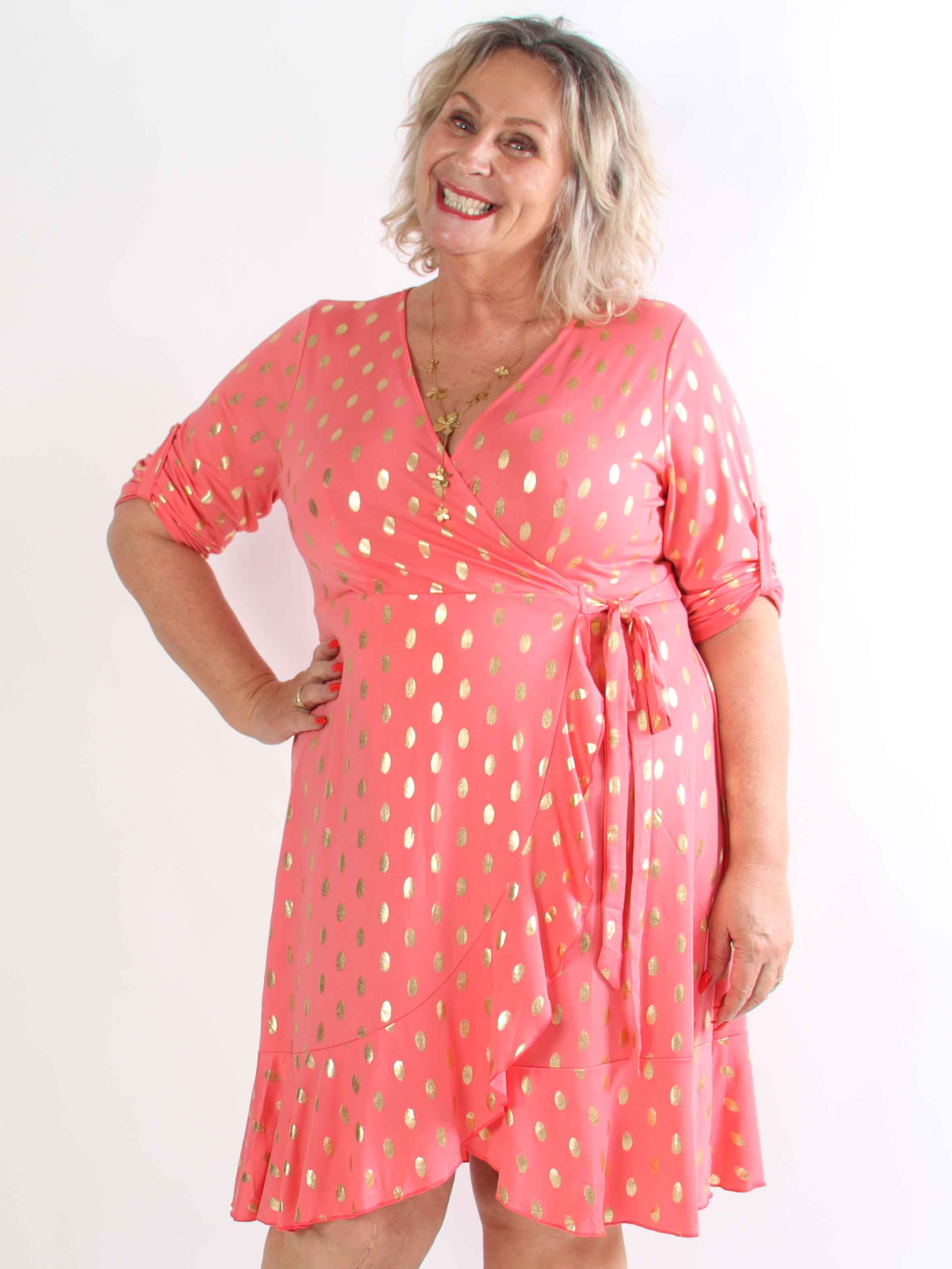 Savina Gold - Elastisk plus size kjole i slå-om-look med guld dutter