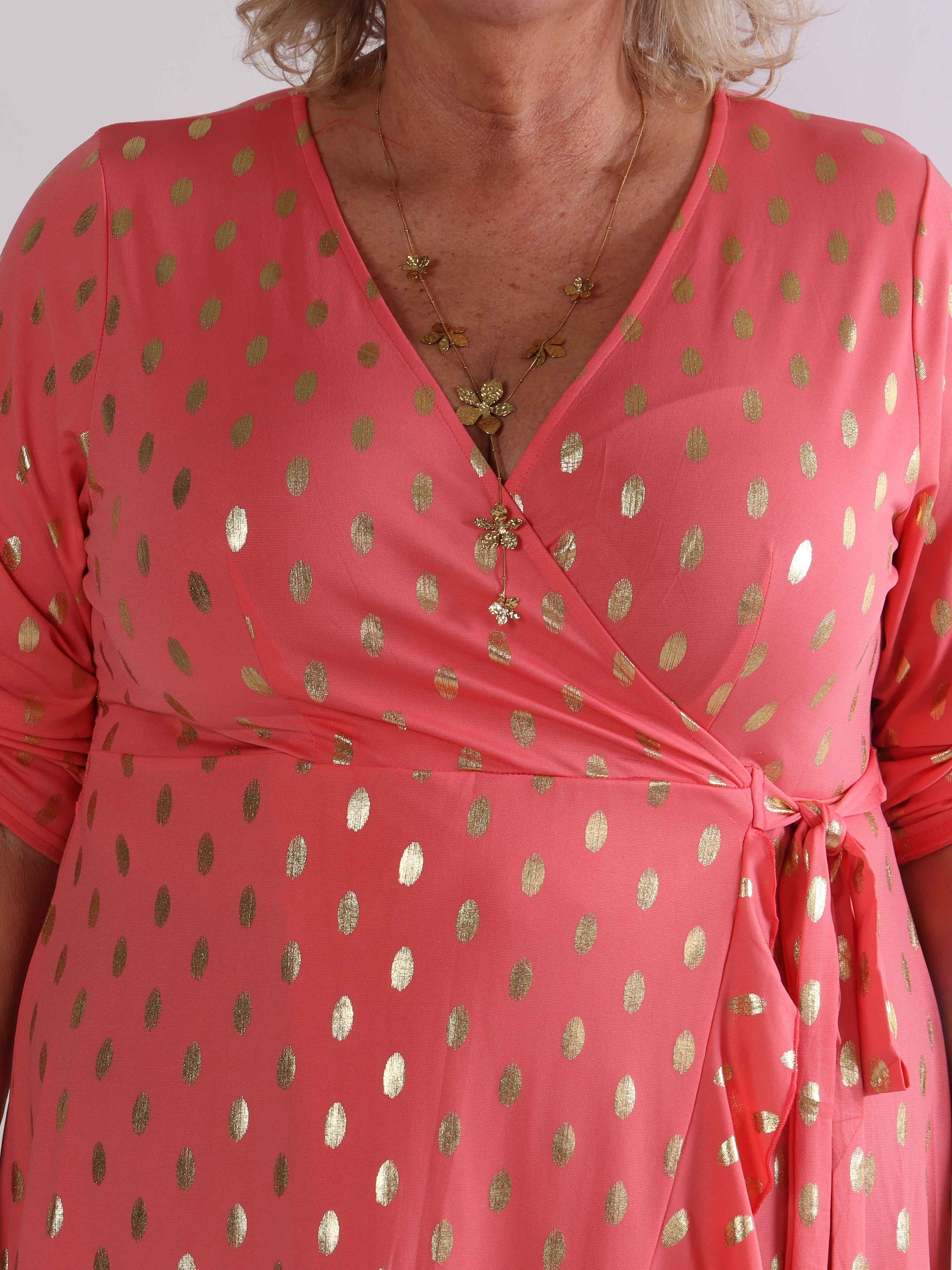 Savina Gold - Elastisk plus size kjole i slå-om-look med guld dutter