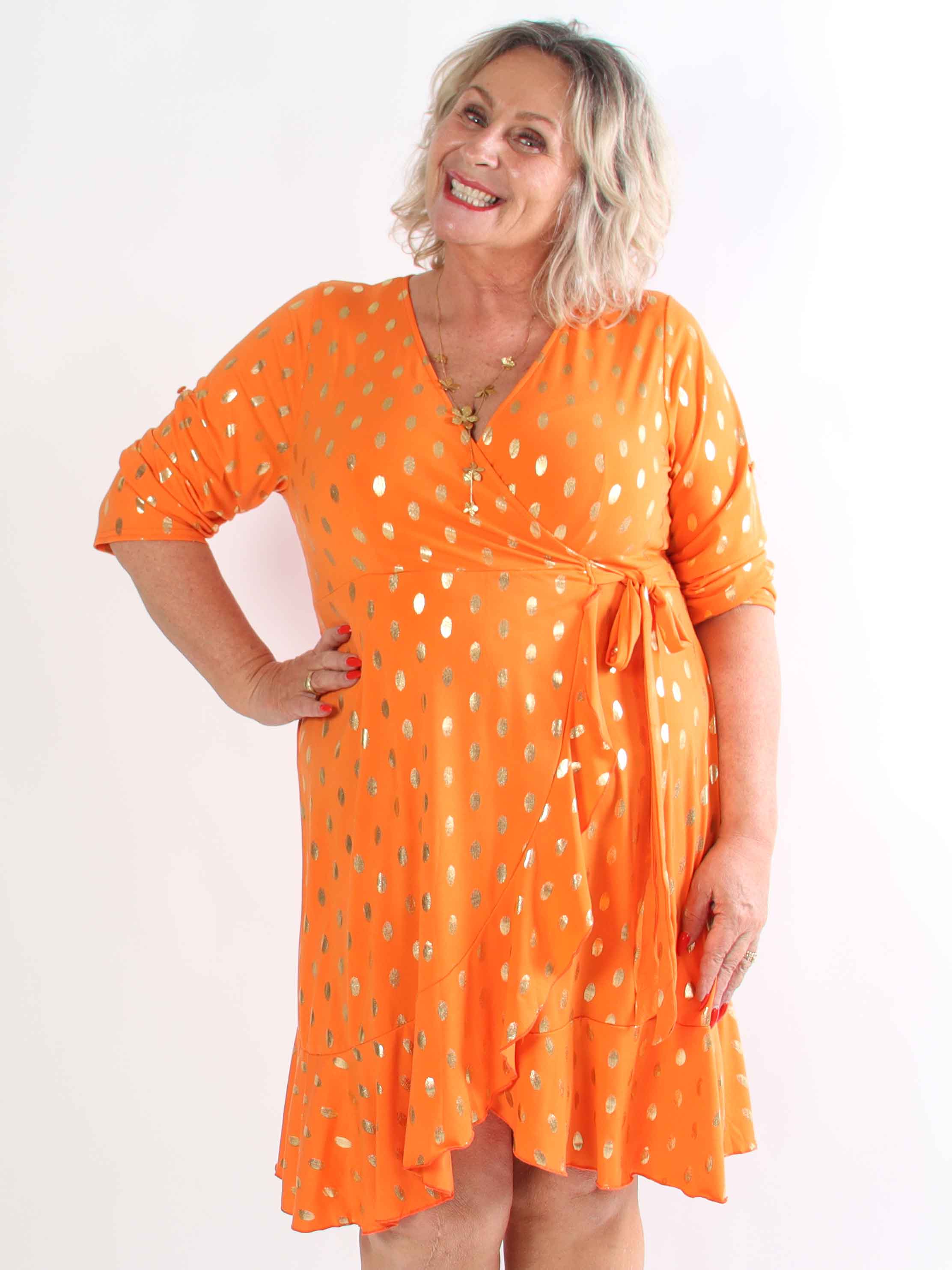 Savina Gold - Elastisk plus size kjole i slå-om-look med guld dutter