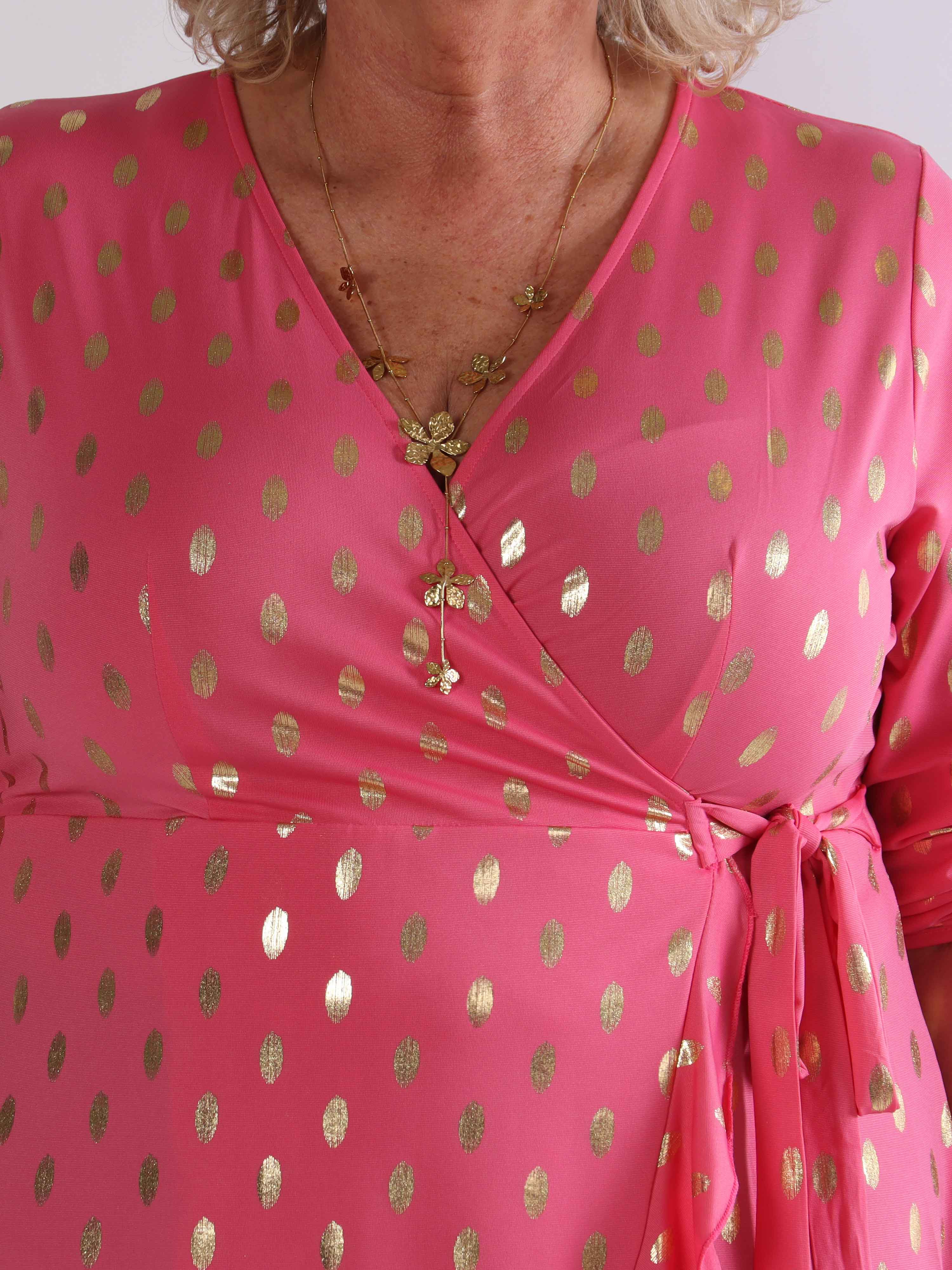 Savina Gold - Elastisk plus size kjole i slå-om-look med guld dutter