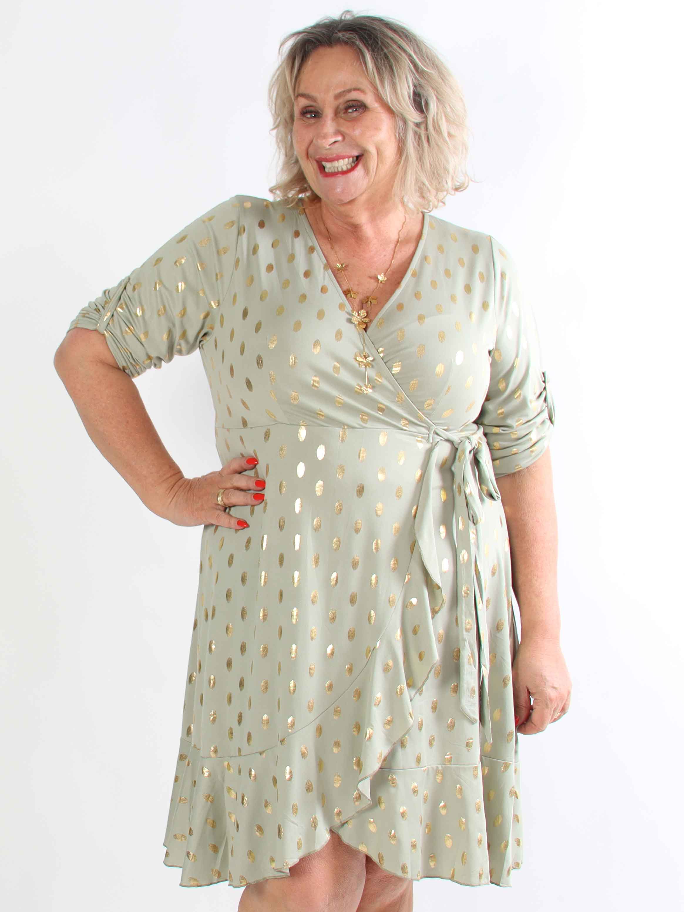 Savina Gold - Elastisk plus size kjole i slå-om-look med guld dutter