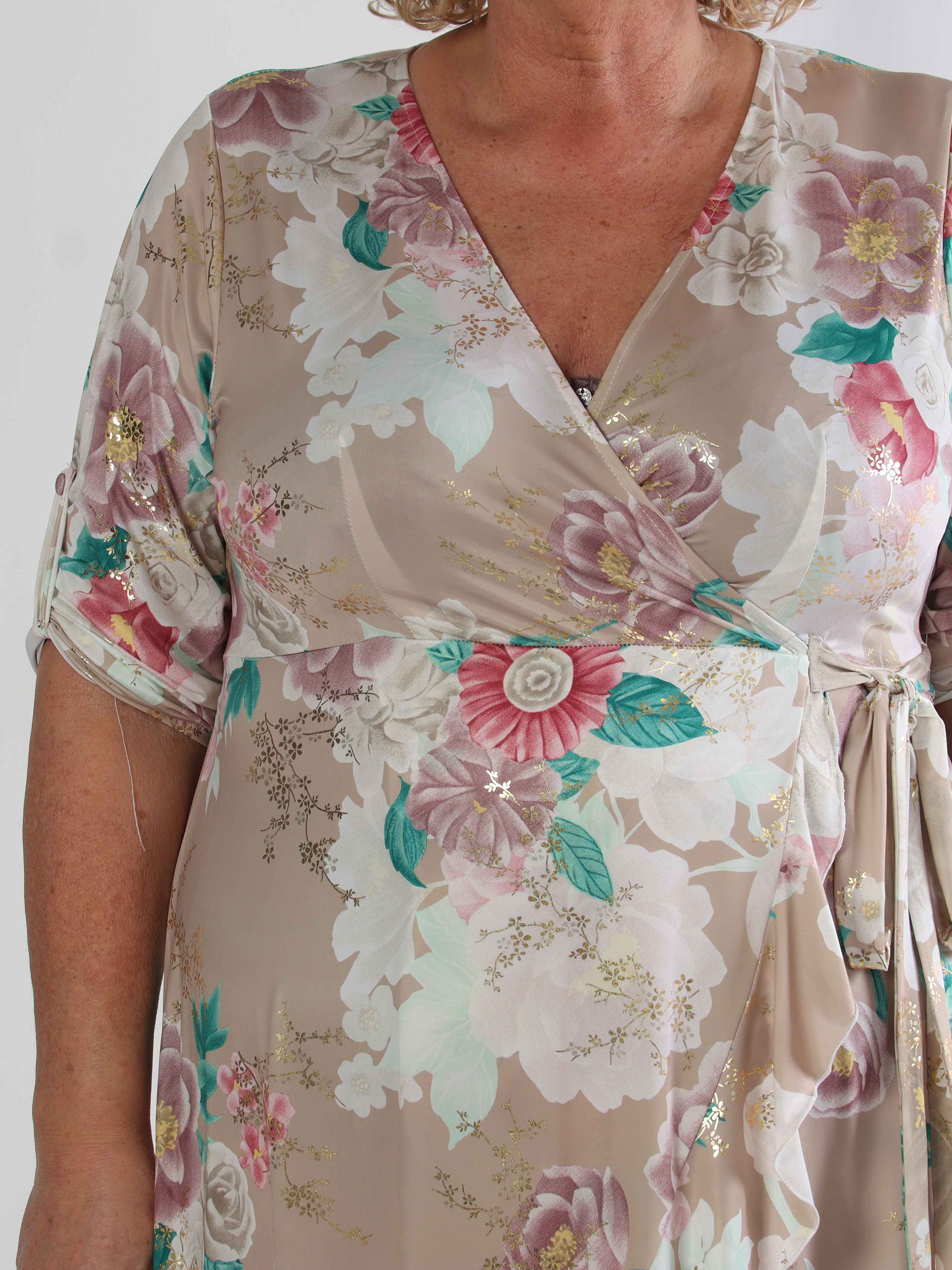 Savina Flower - Blomstret elastisk plus size kjole i slå-om-look