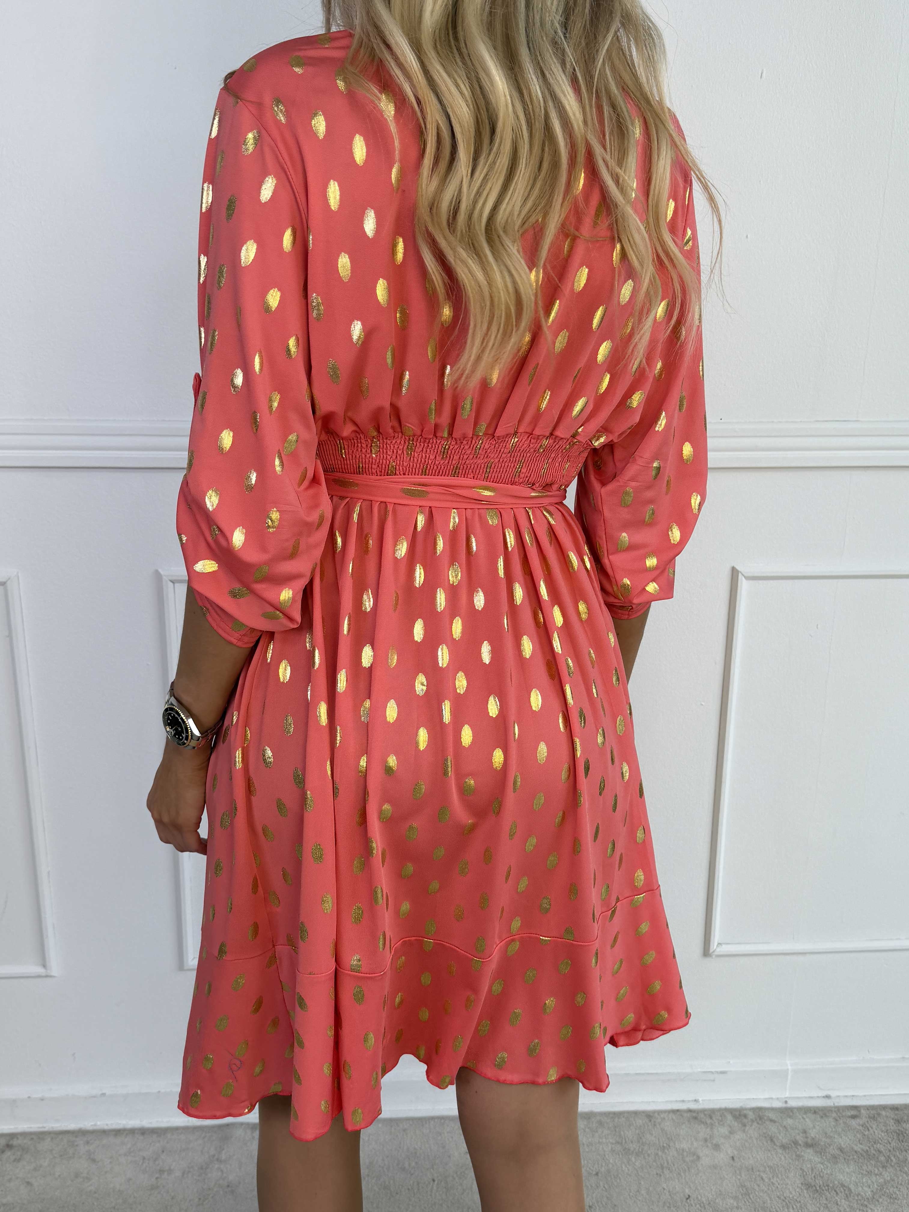 Savina Gold - Elastisk kjole i slå-om-look med guld dutter