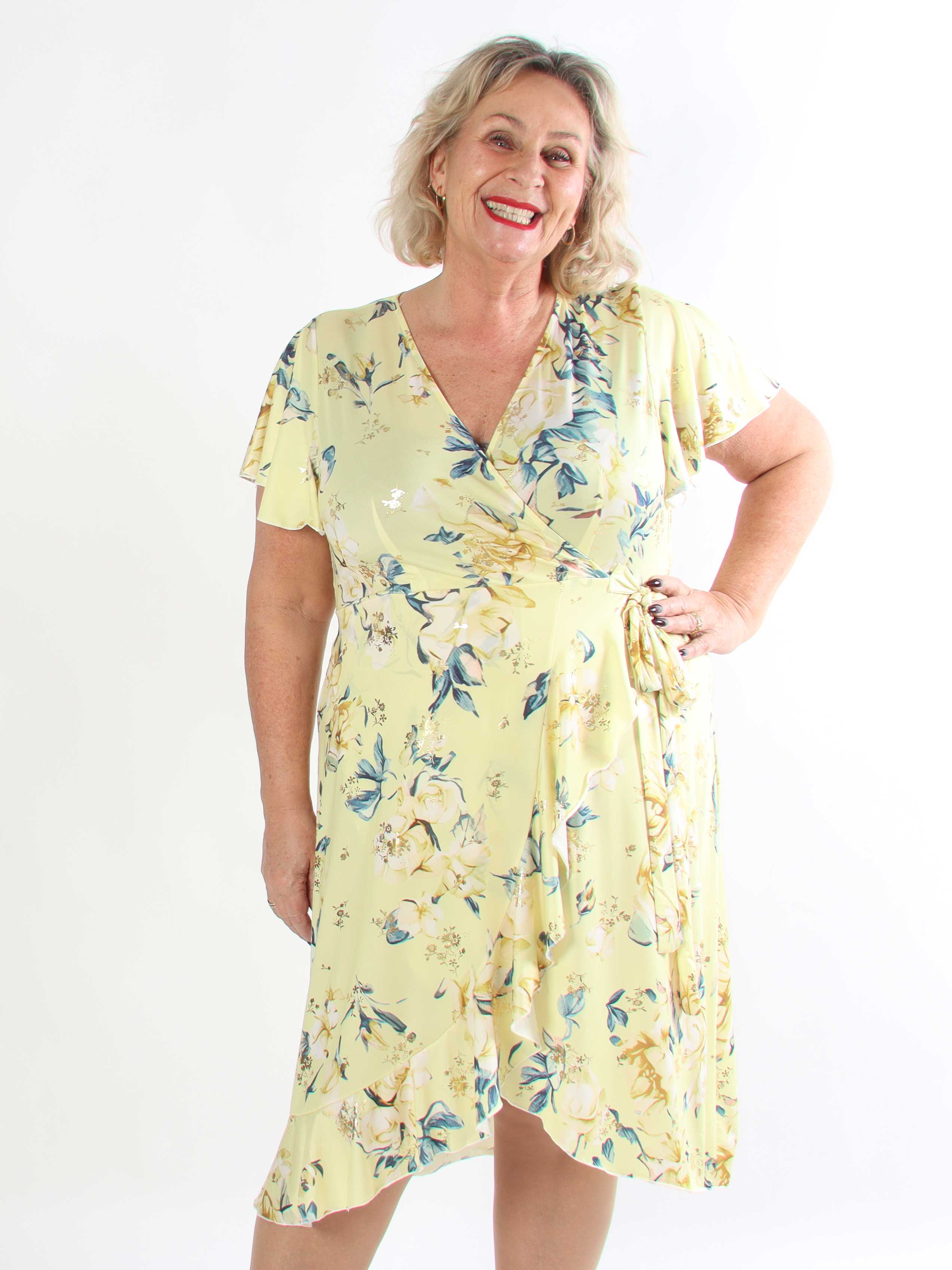 Savina Rose S/S - Blomstret elastisk plus size kjole i slå-om-look