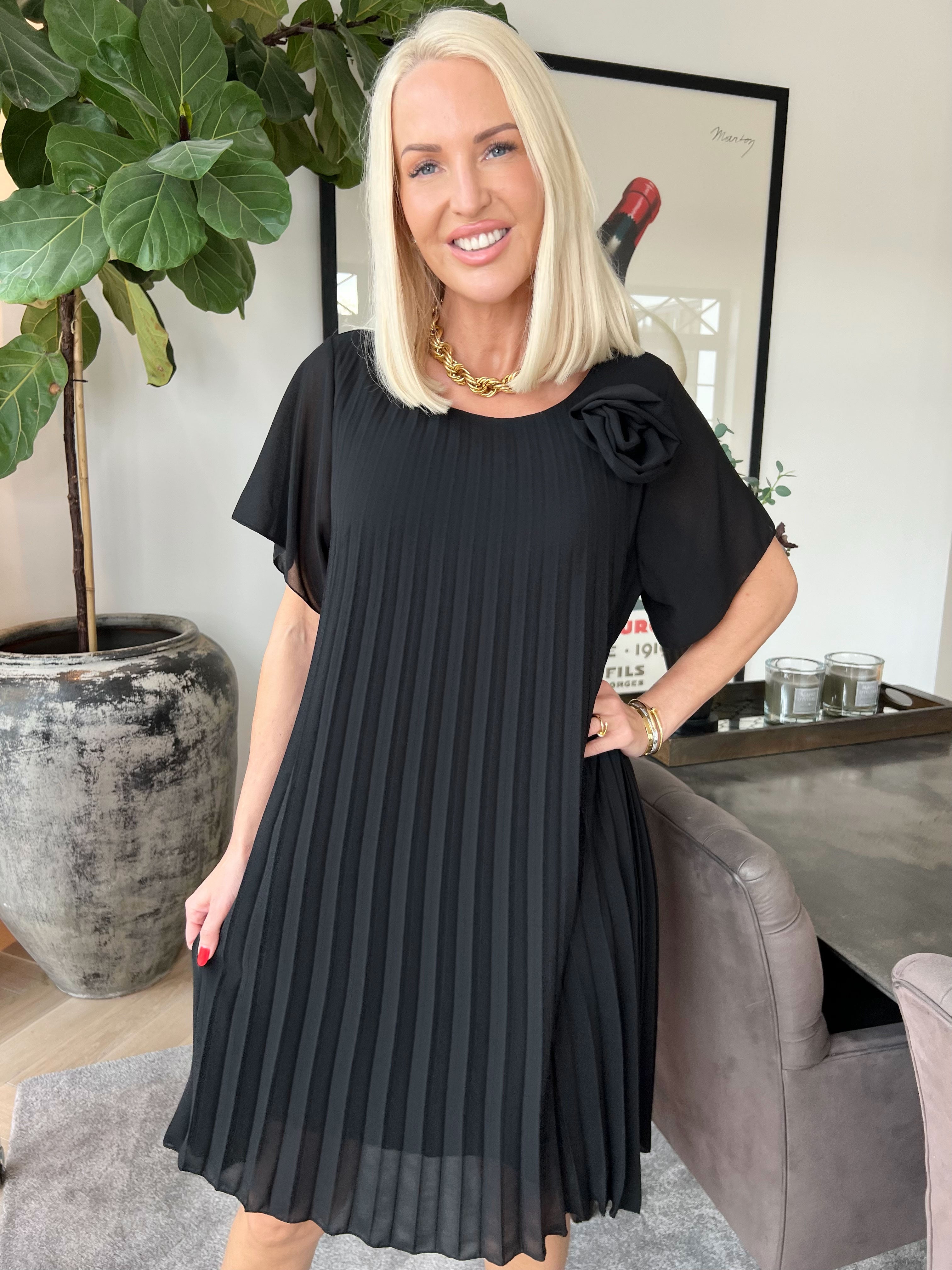 Scarlett - Kjole i plisseret chiffon med fin blomst ved skulderen