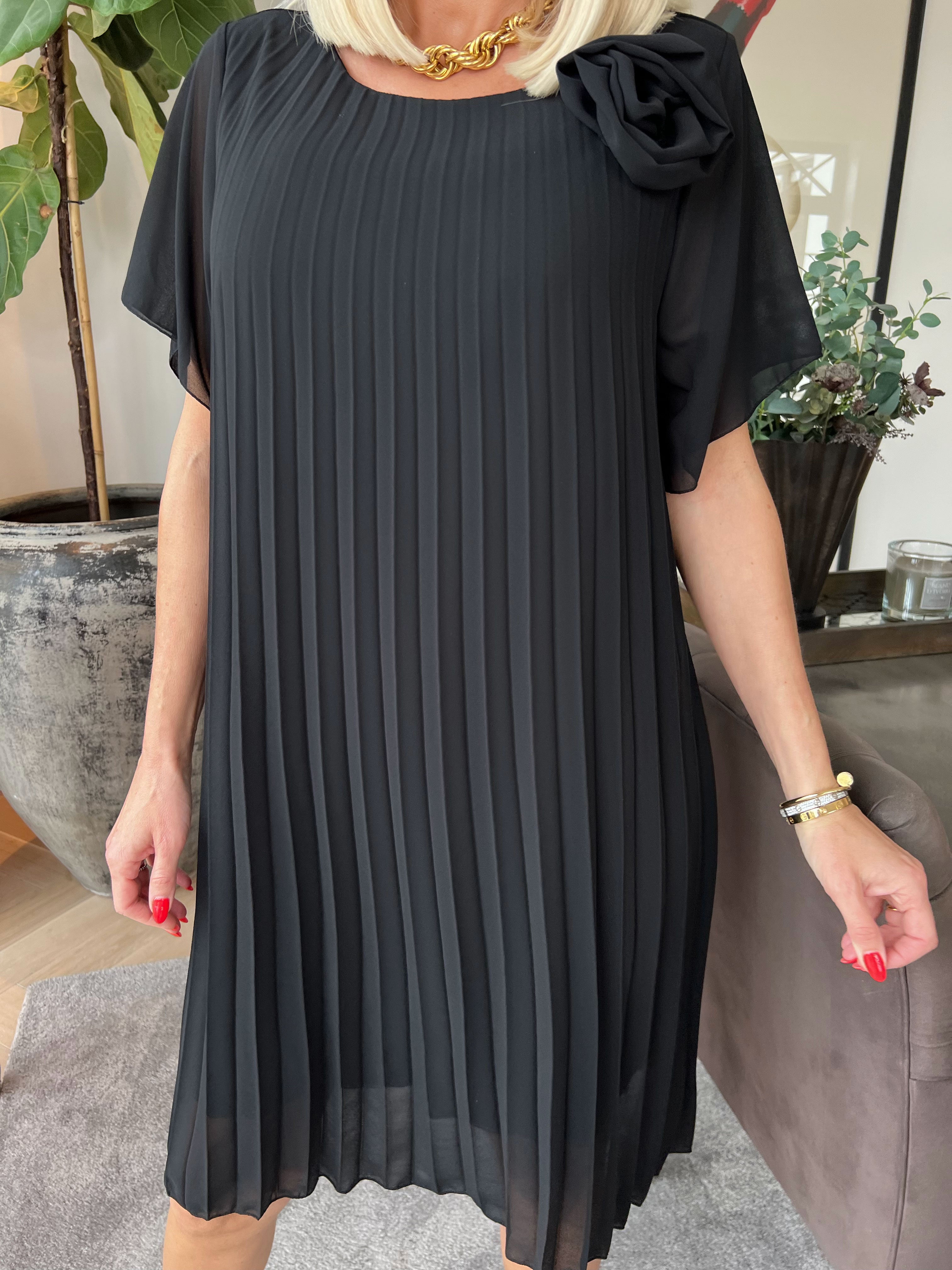 Scarlett - Kjole i plisseret chiffon med fin blomst ved skulderen