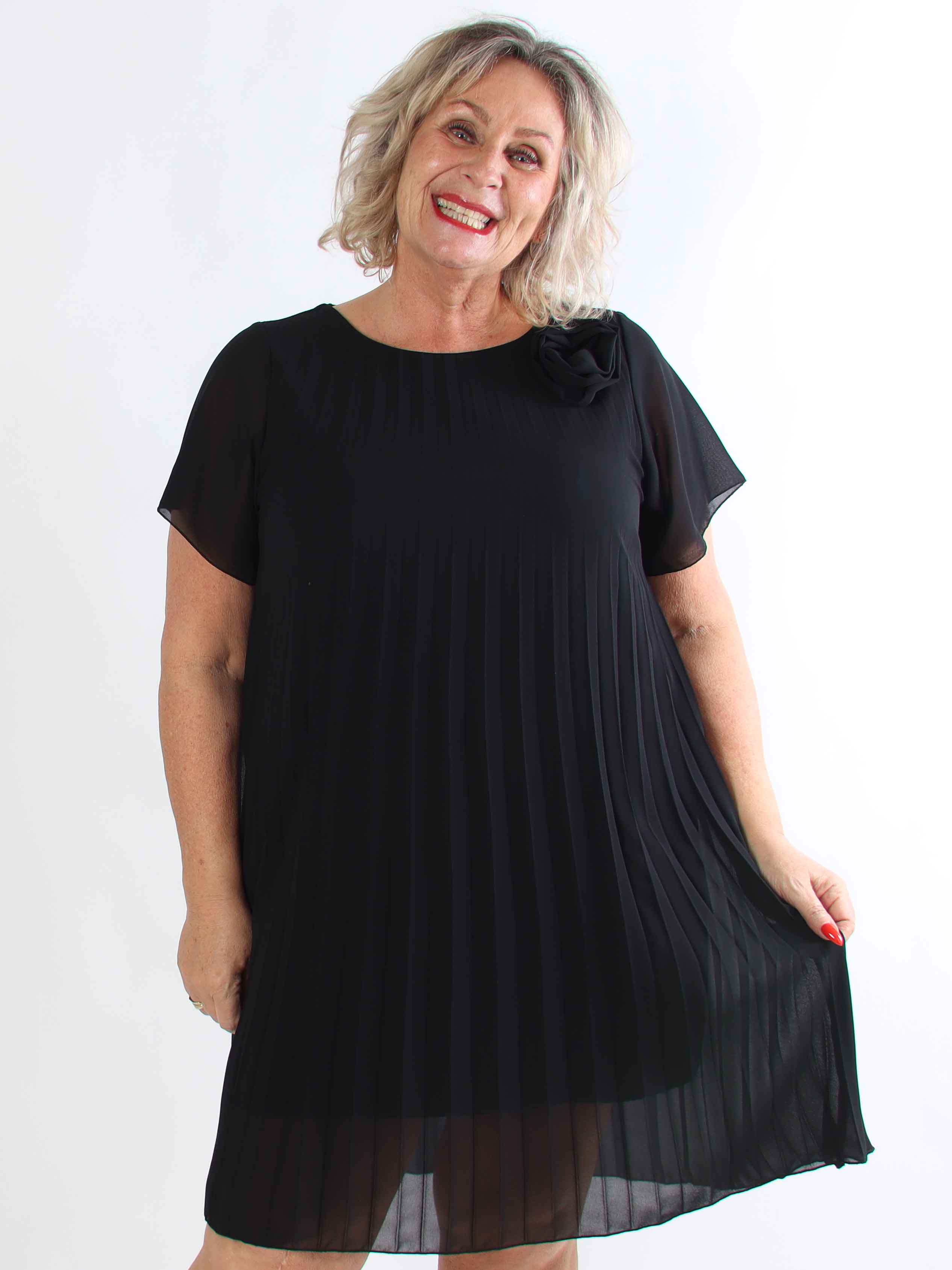 Scarlett - Plus size kjole i plisseret chiffon med fin blomst ved skulderen