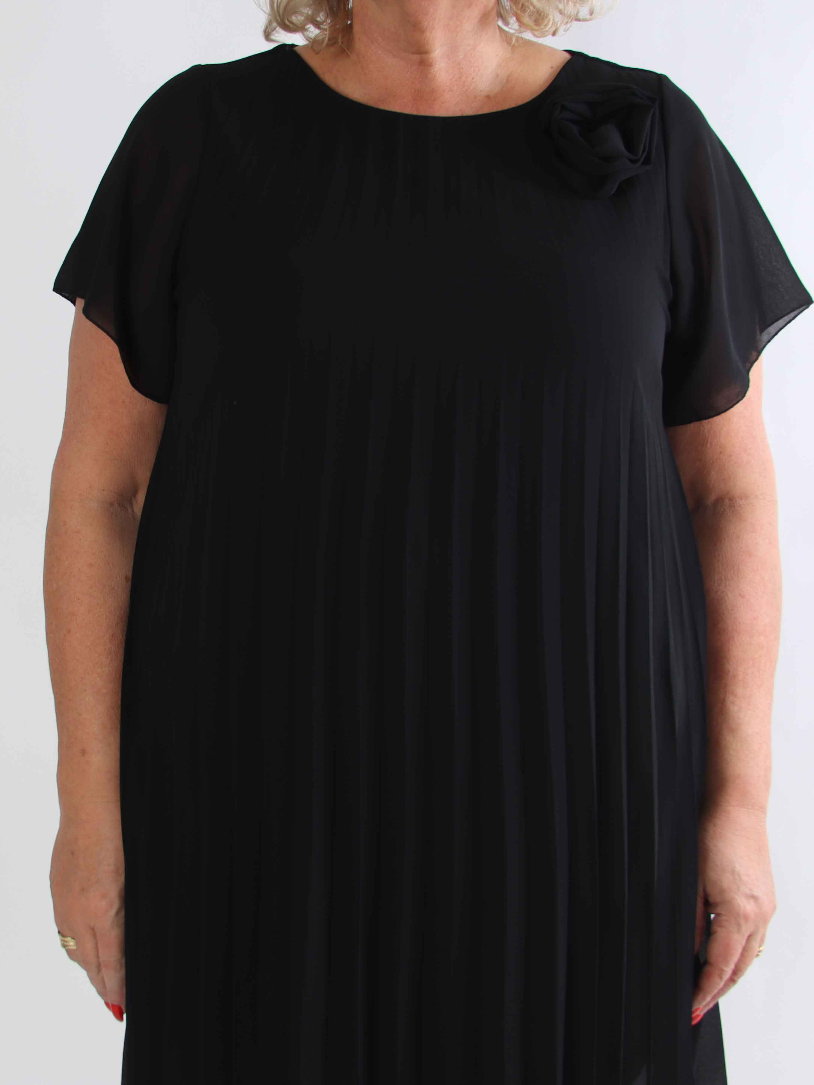 Scarlett - Plus size kjole i plisseret chiffon med fin blomst ved skulderen