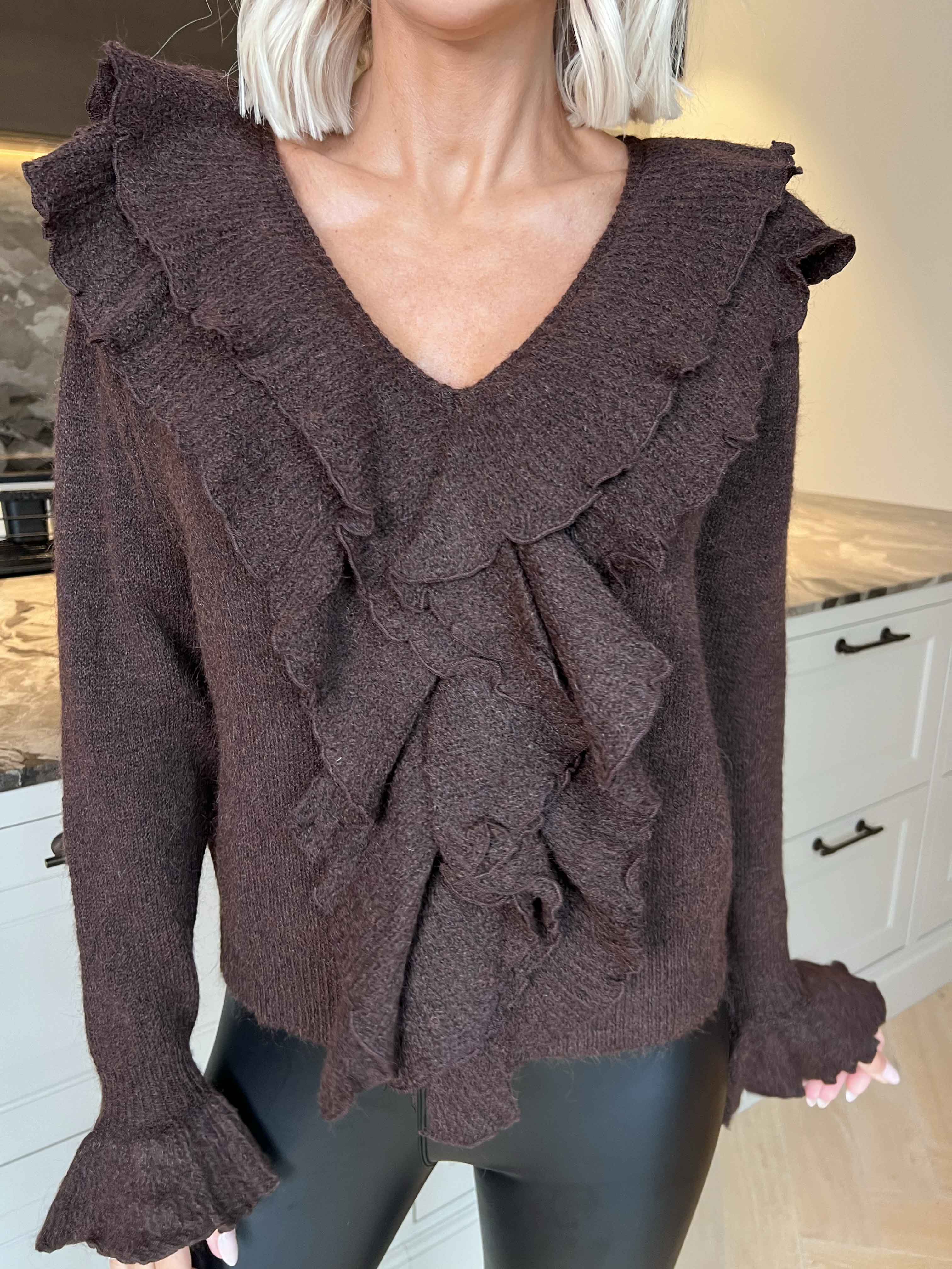 Serina - Feminin strikbluse med fine flæsedetaljer