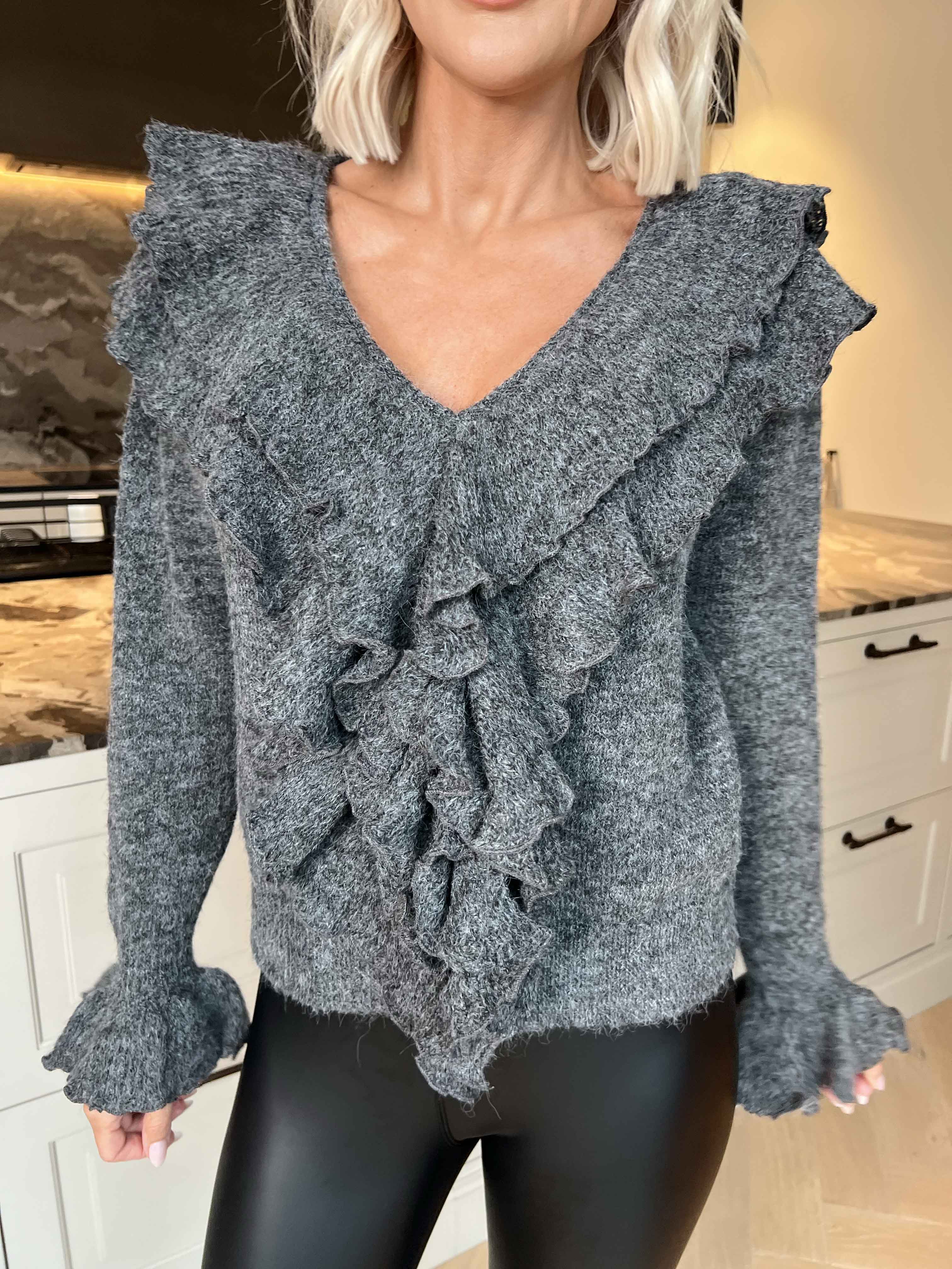 Serina - Feminin strikbluse med fine flæsedetaljer