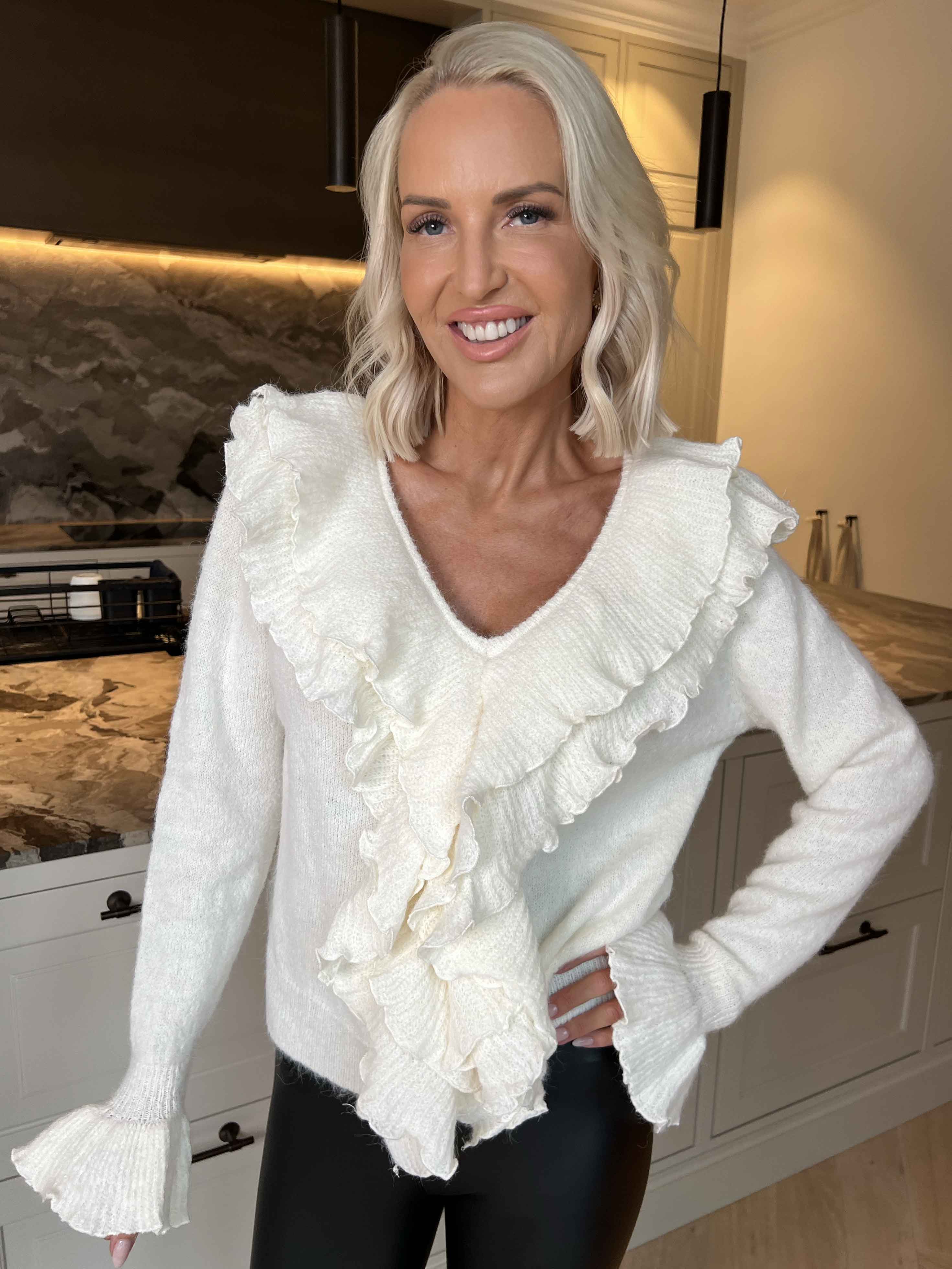 Serina - Feminin strikbluse med fine flæsedetaljer