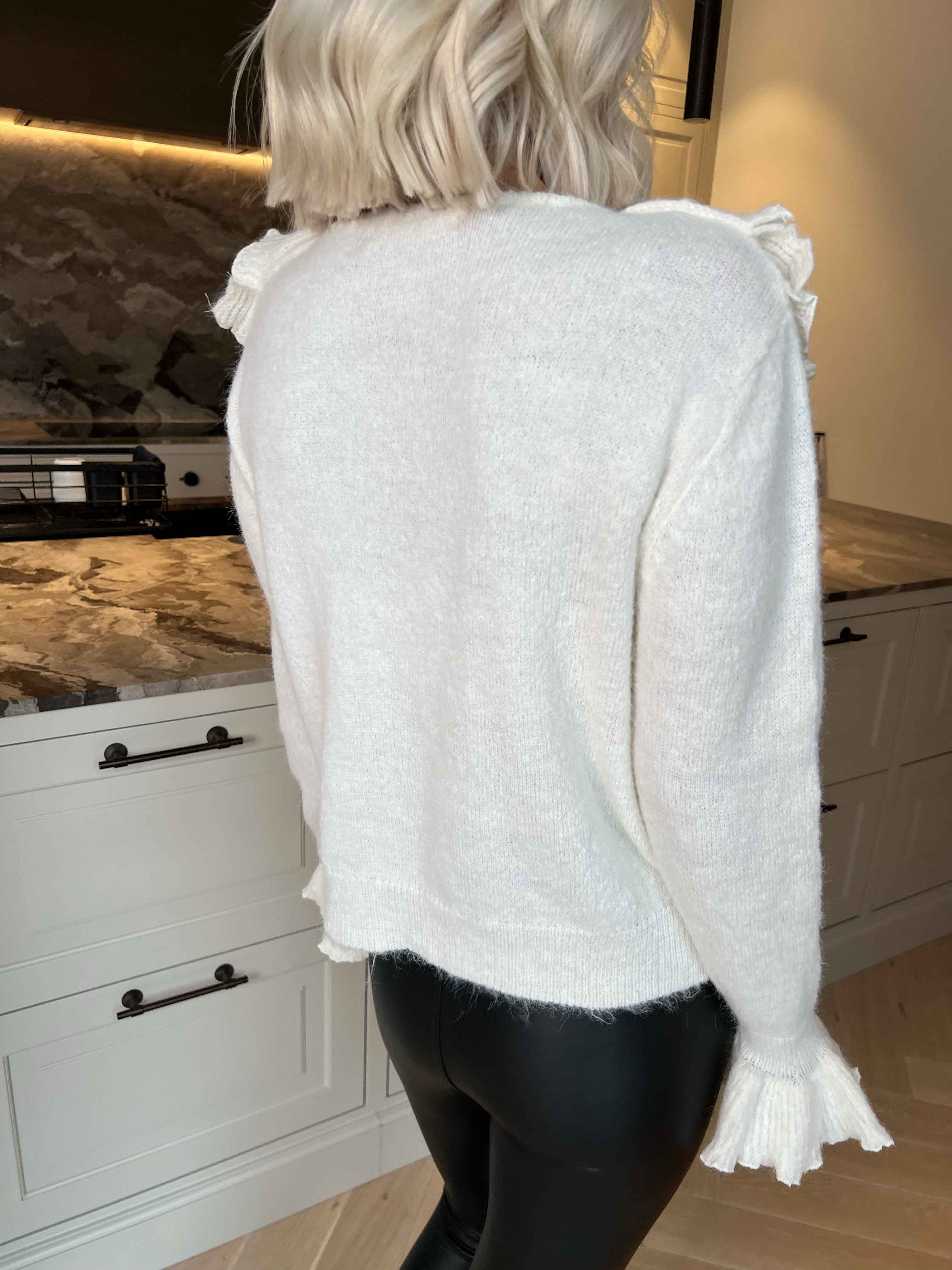 Serina - Feminin strikbluse med fine flæsedetaljer