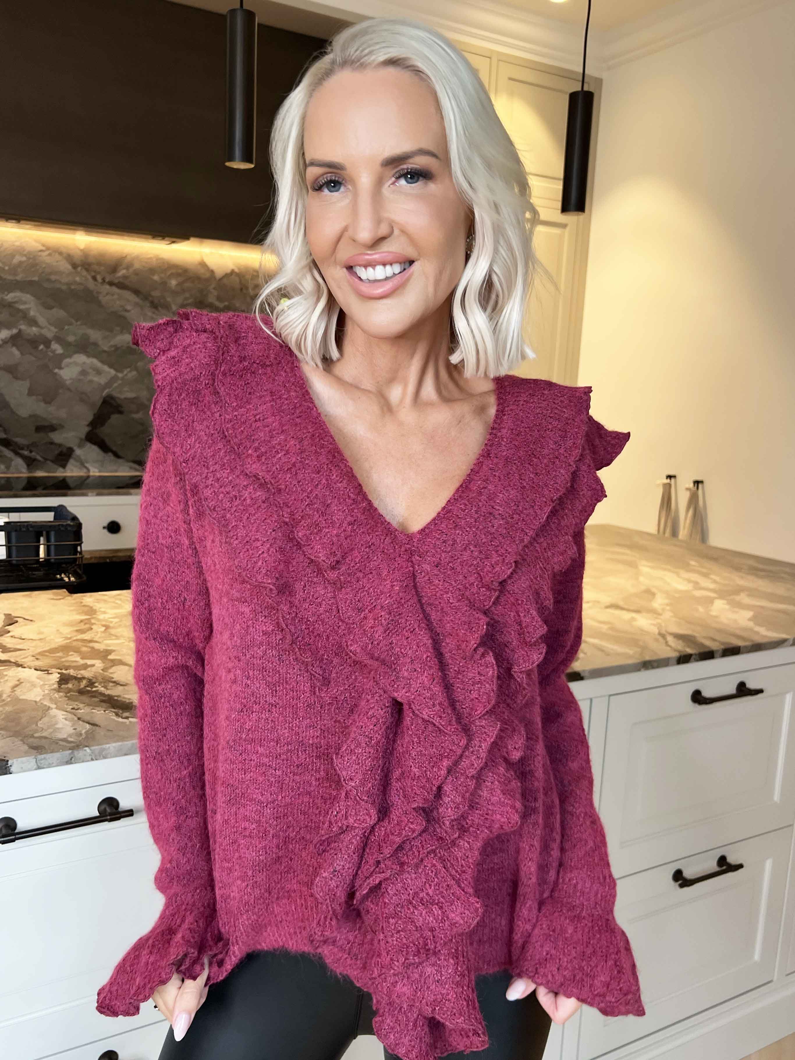 Serina - Feminin strikbluse med fine flæsedetaljer