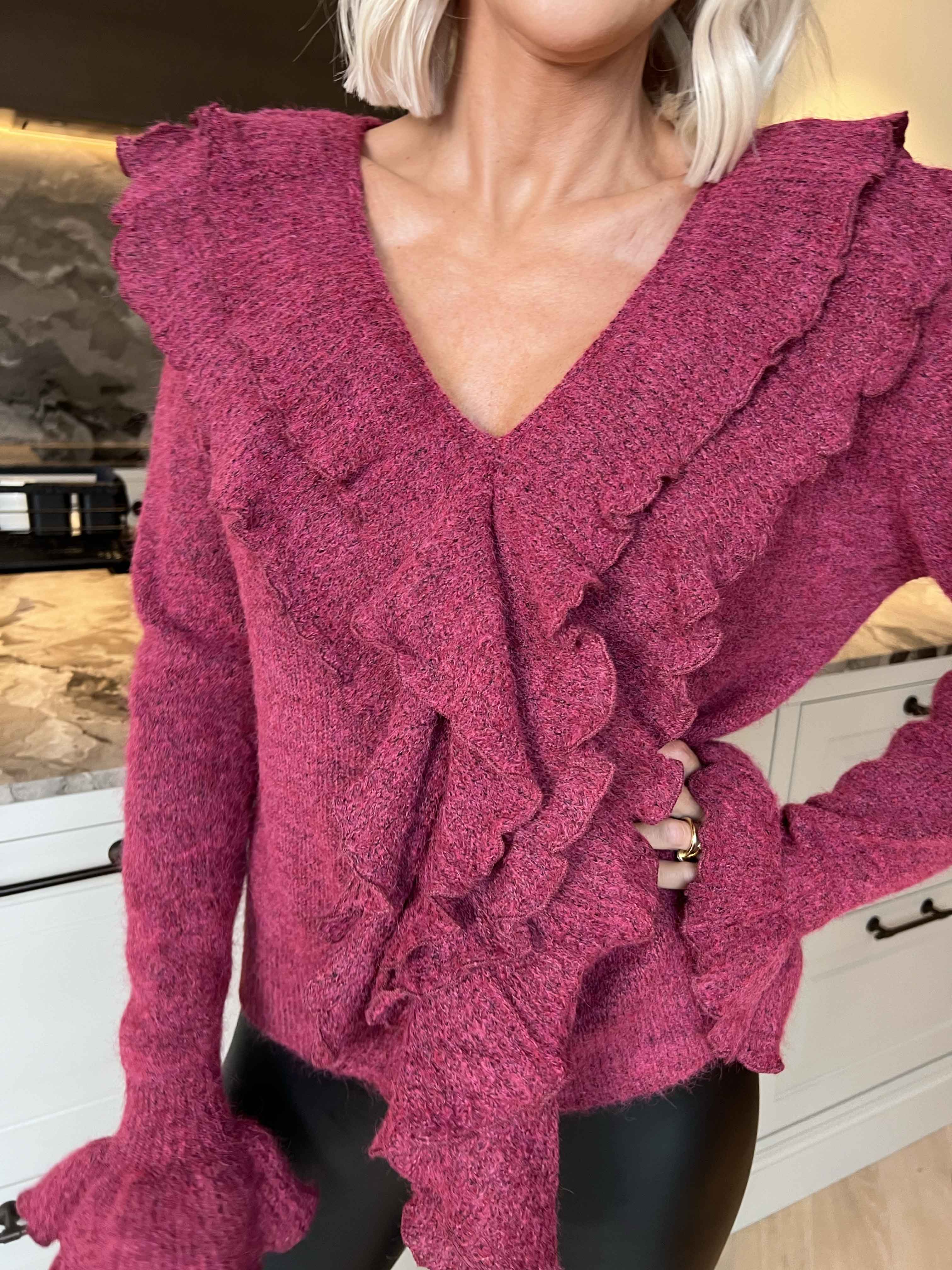 Serina - Feminin strikbluse med fine flæsedetaljer