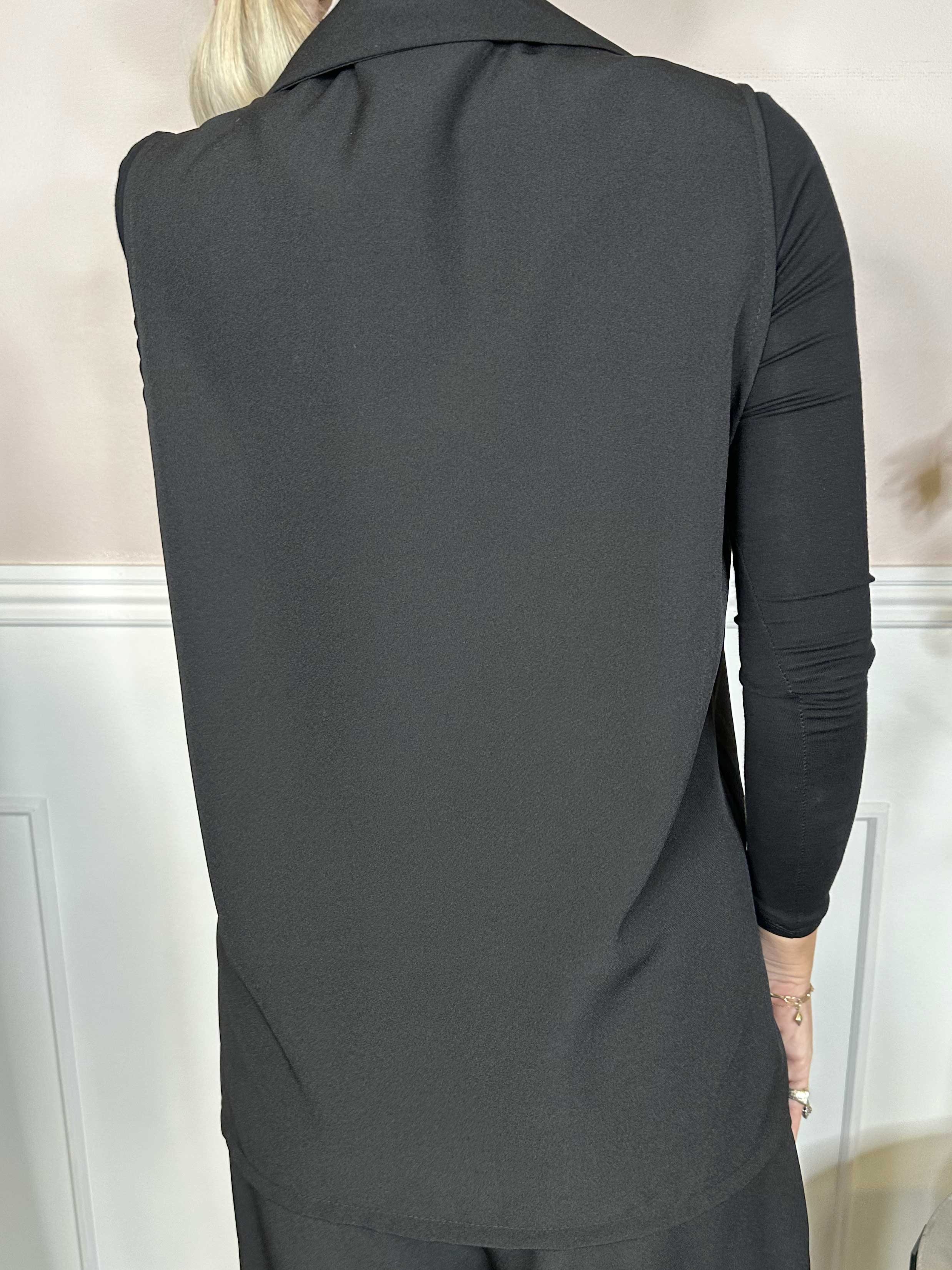 Shadia Vest - Ensfarvet habitvest med knap