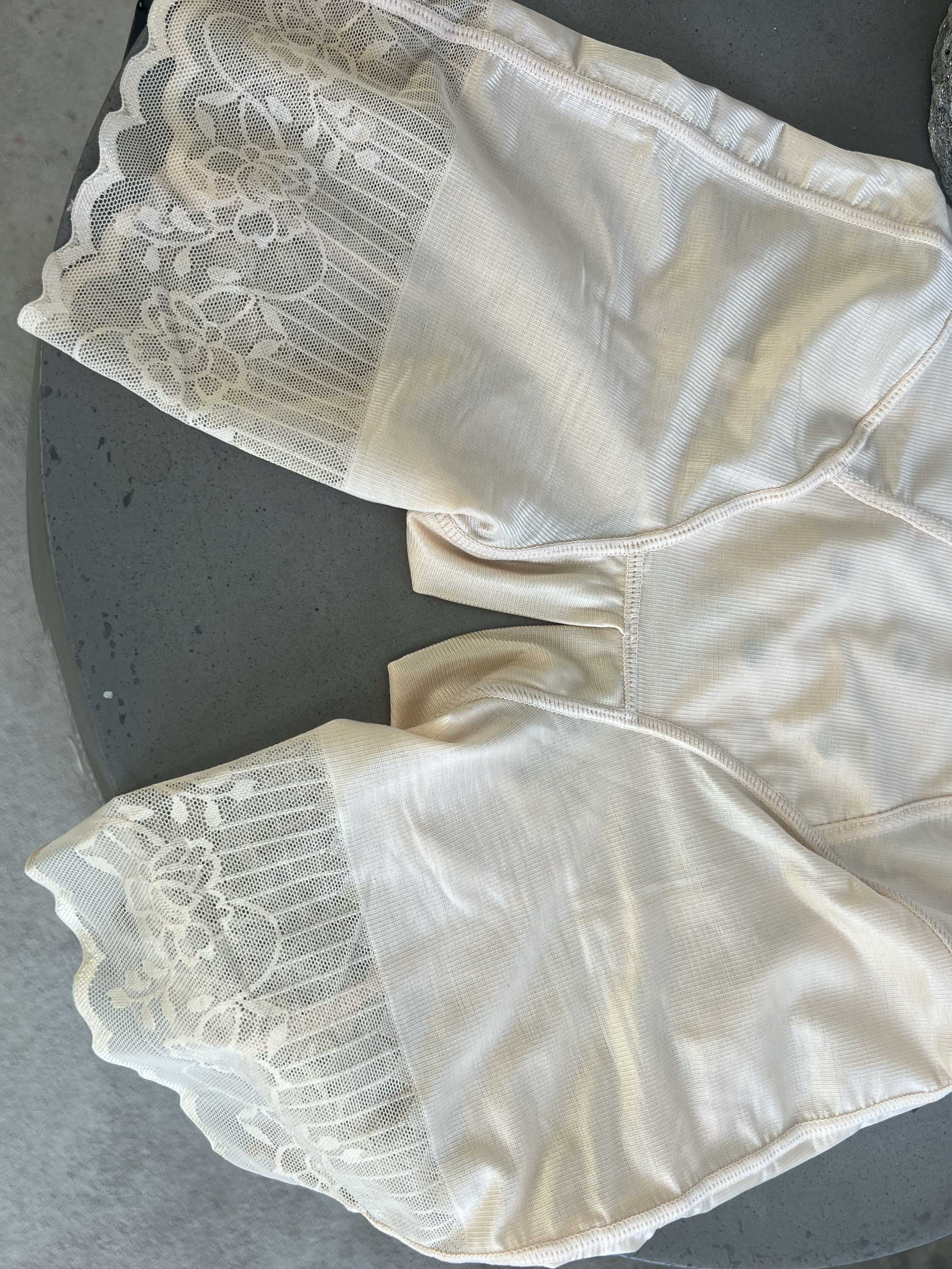 Shaping Lace Suit - Sød bodysuit med blonder