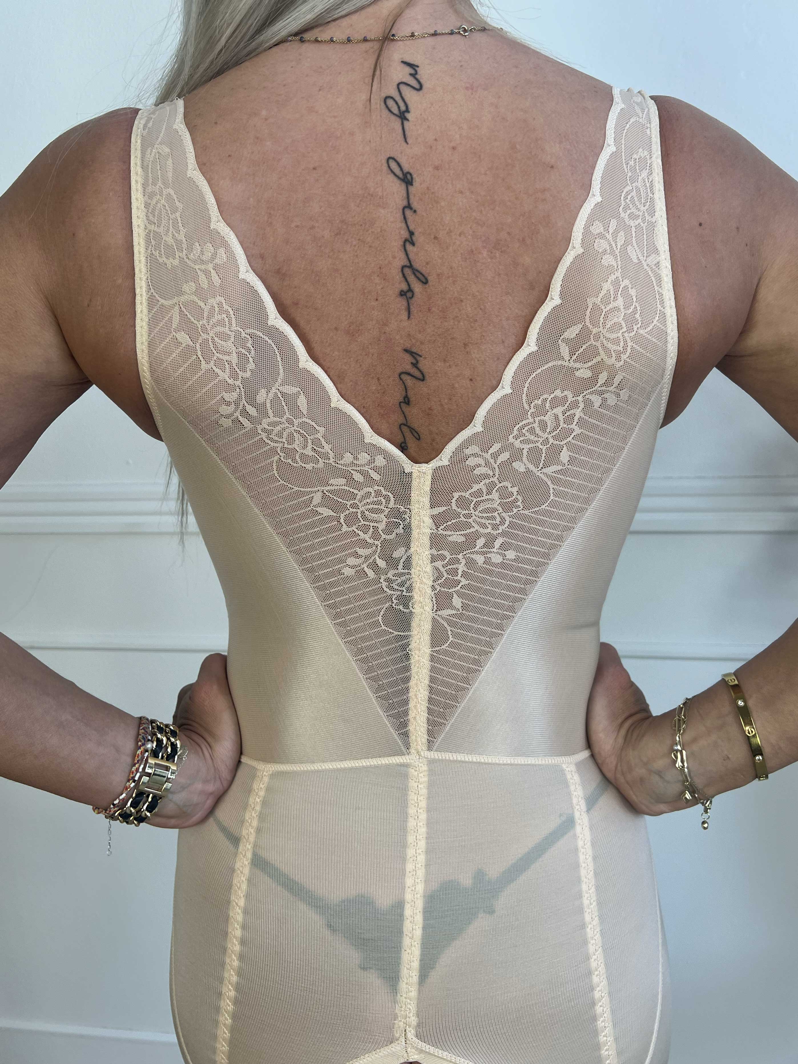 Shaping Lace Suit - Sød bodysuit med blonder