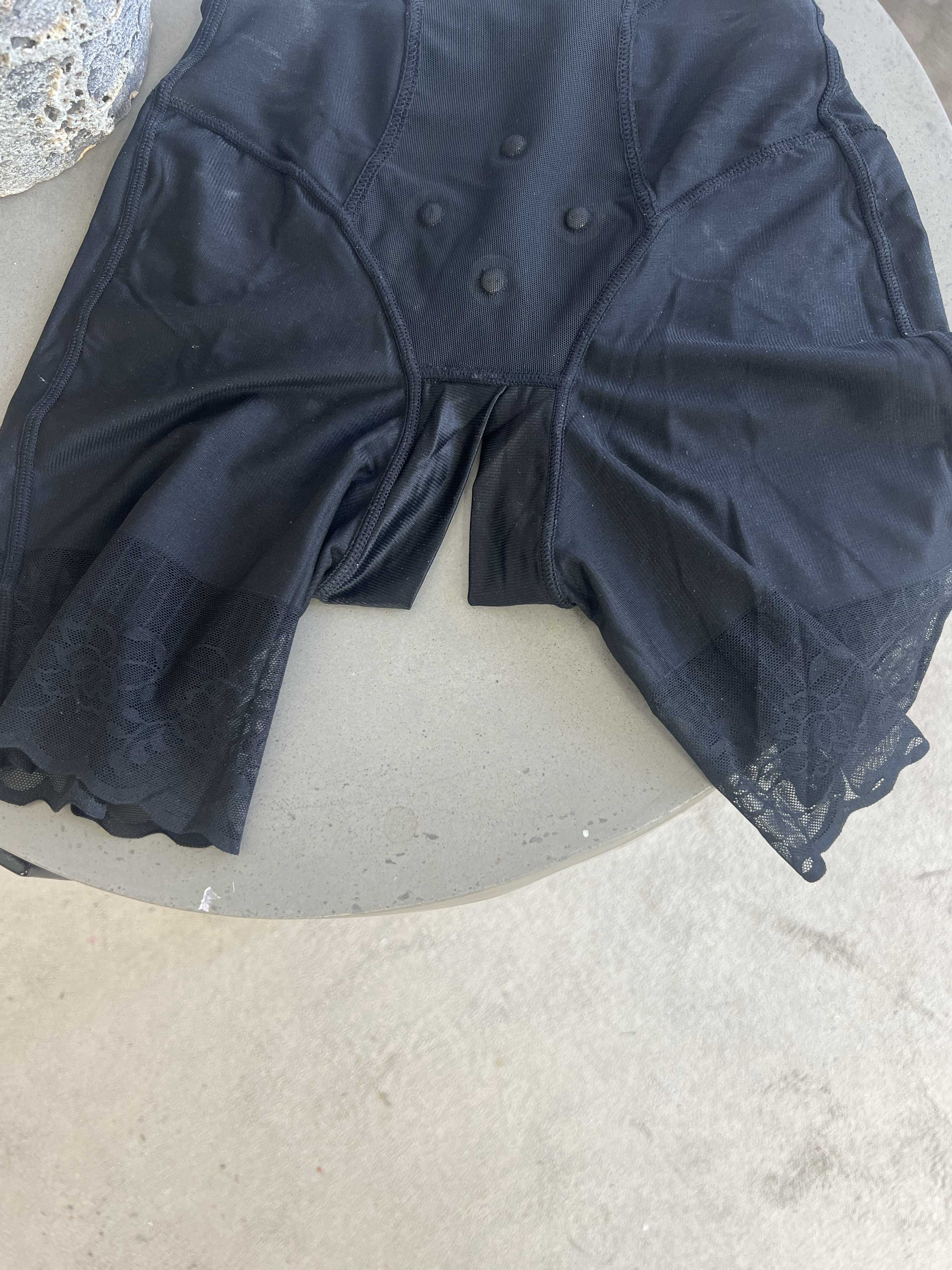 Shaping Lace Suit - Sød bodysuit med blonder