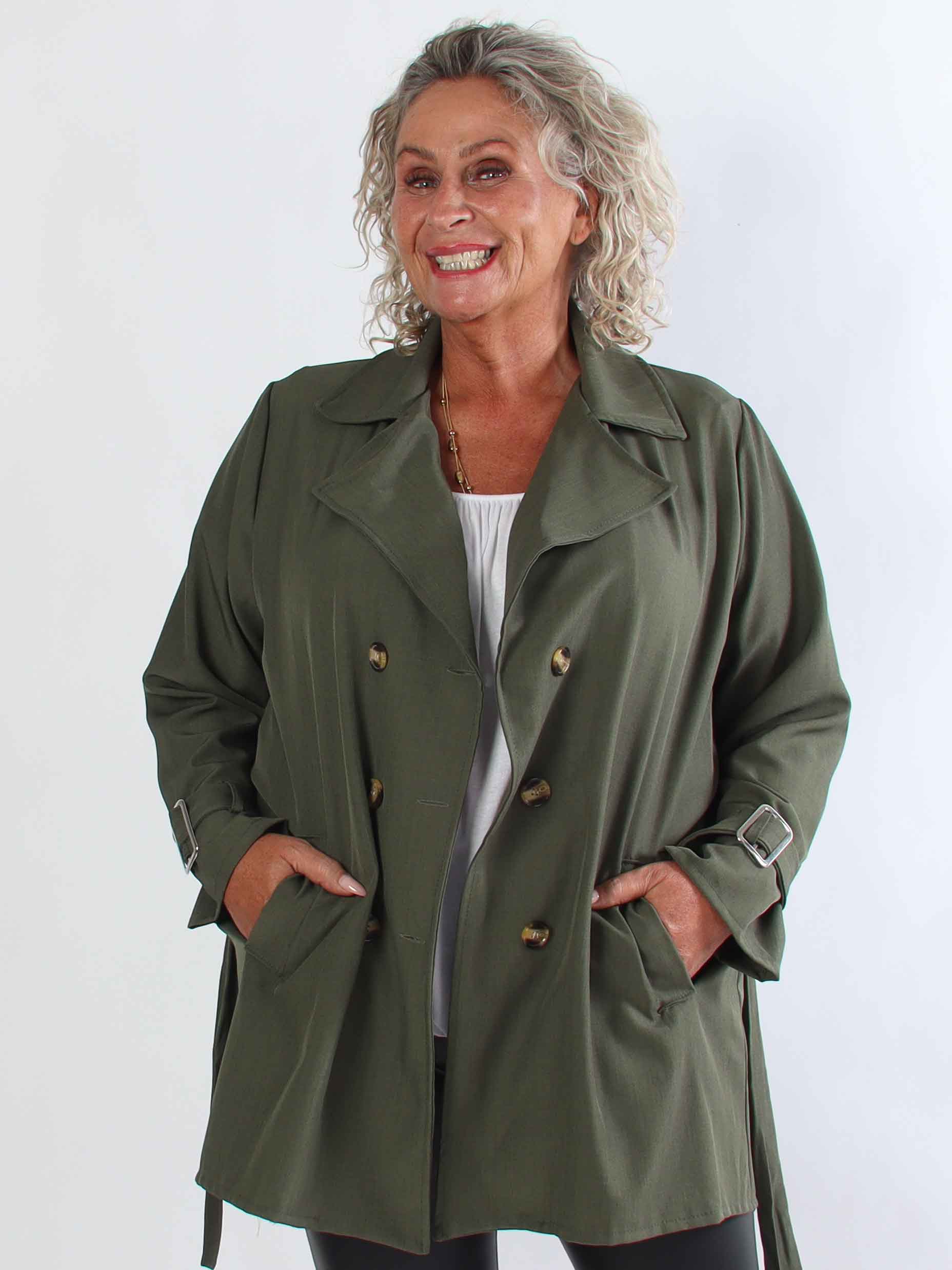 Sharpay Short 2.0 - Kort let plus size trenchcoat med bindebånd