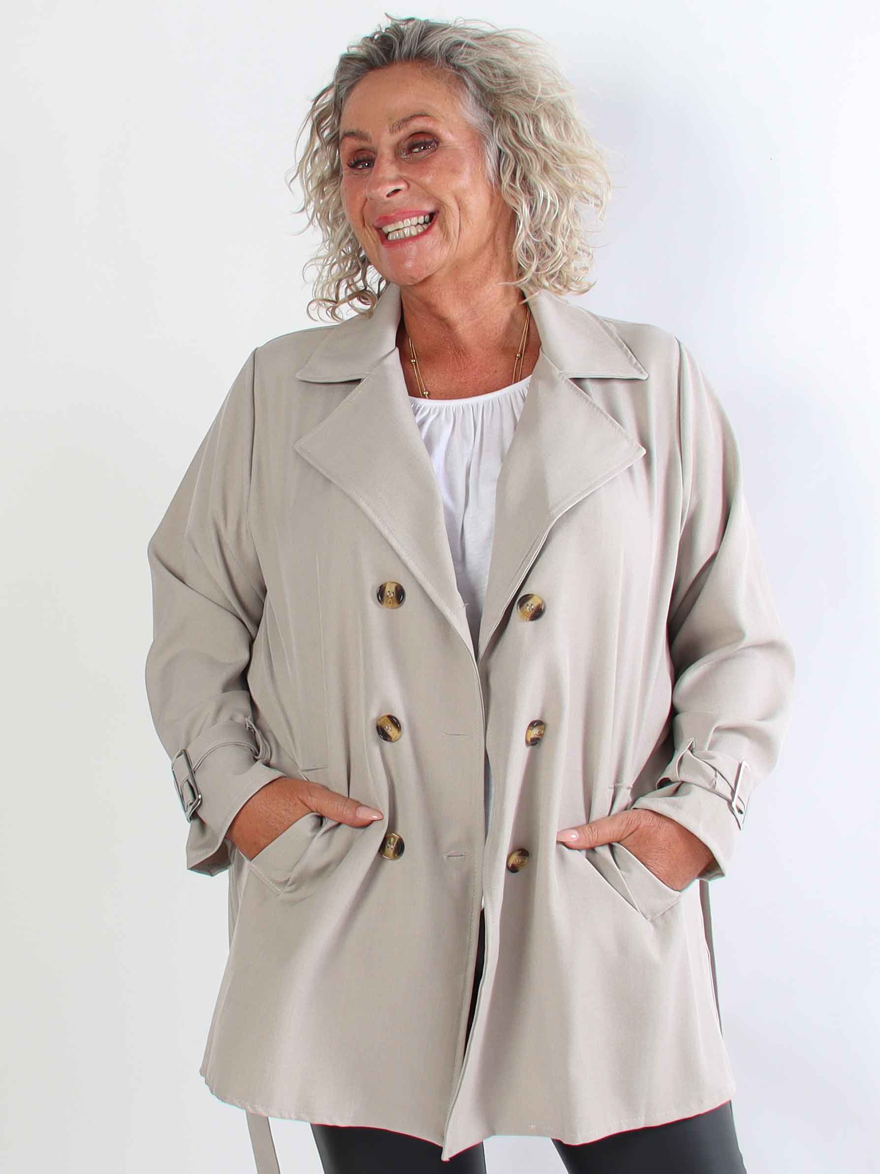 Sharpay Short 2.0 - Kort let plus size trenchcoat med bindebånd