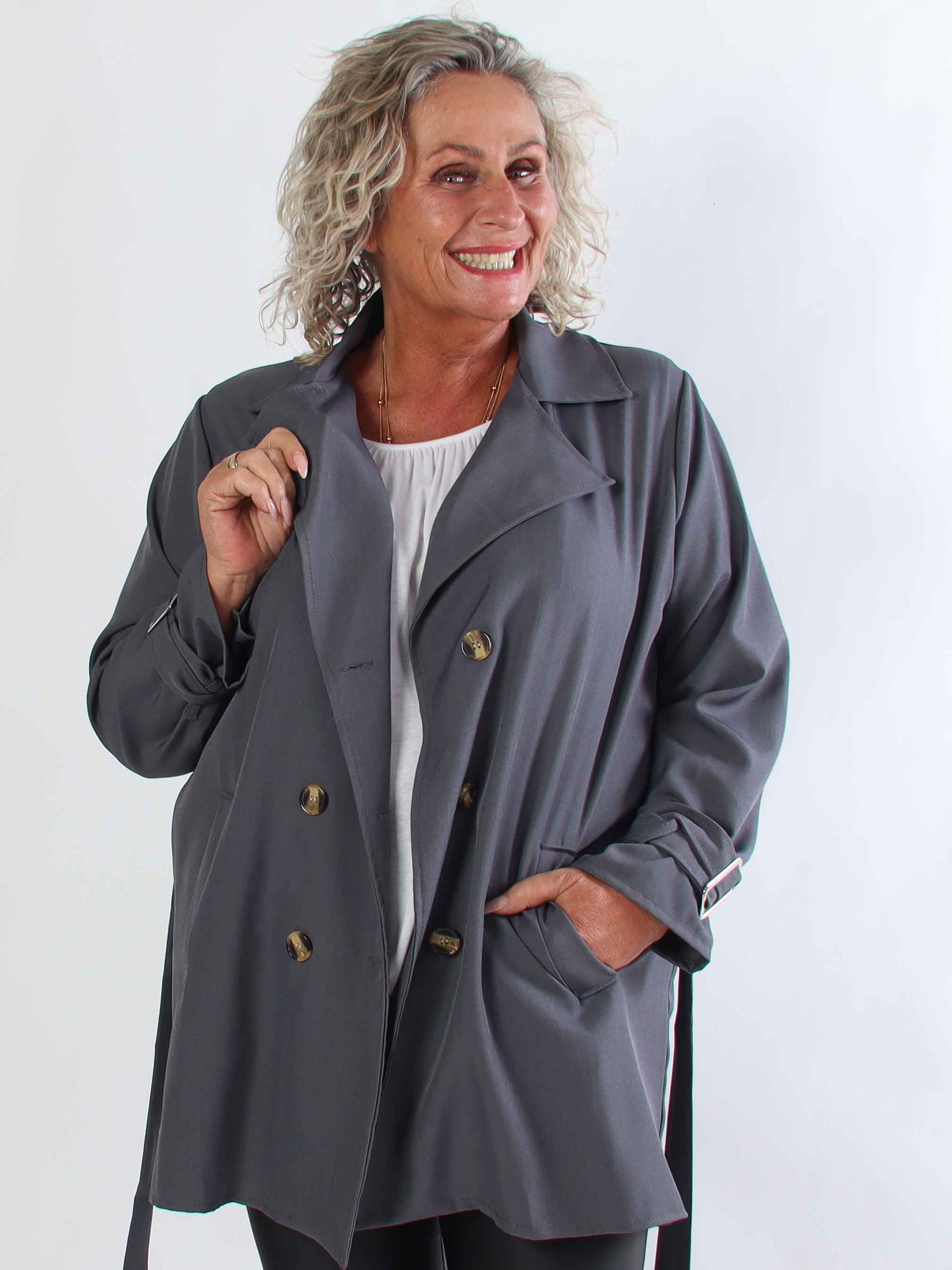 Sharpay Short 2.0 - Kort let plus size trenchcoat med bindebånd