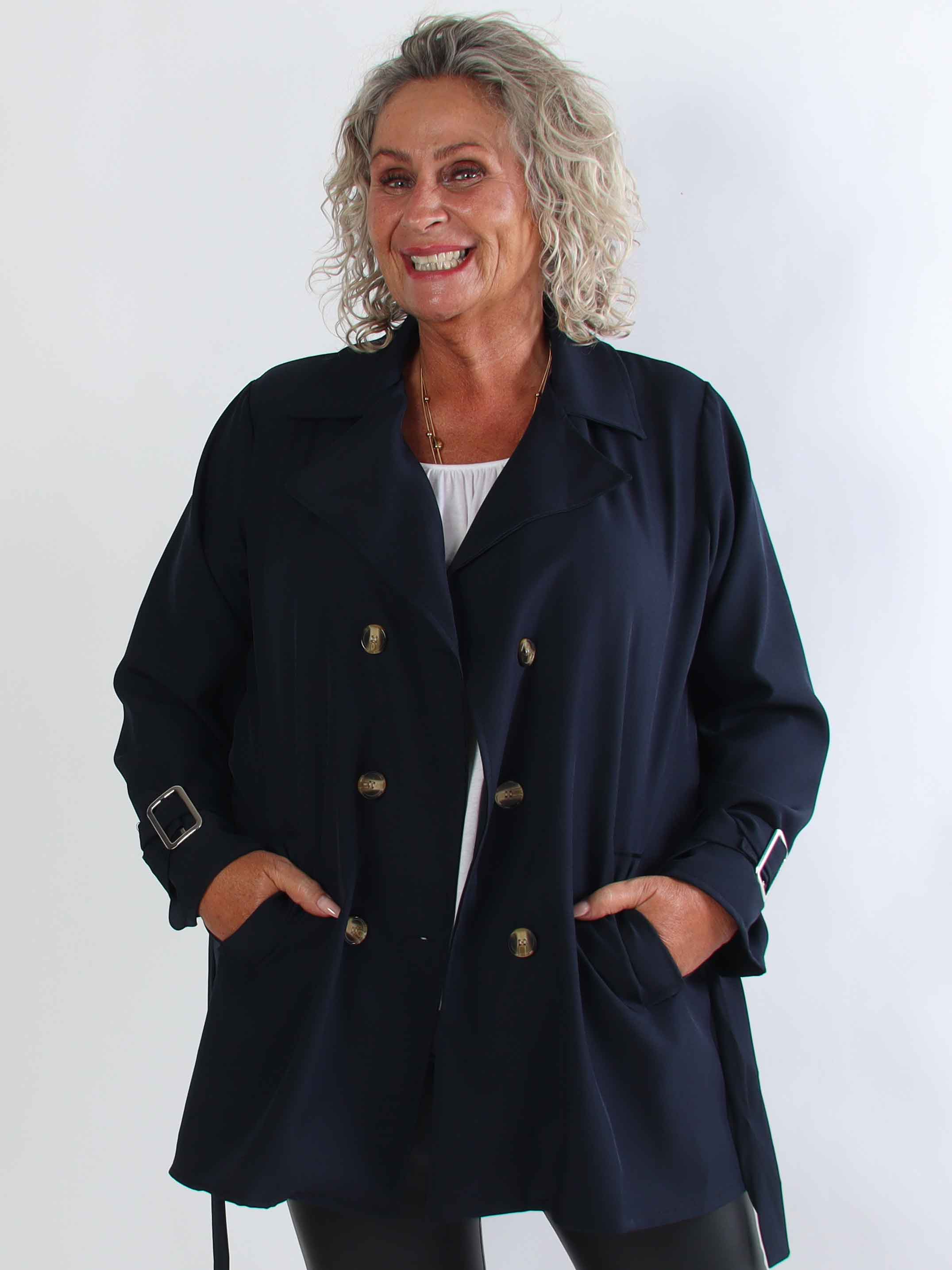 Sharpay Short 2.0 - Kort let plus size trenchcoat med bindebånd