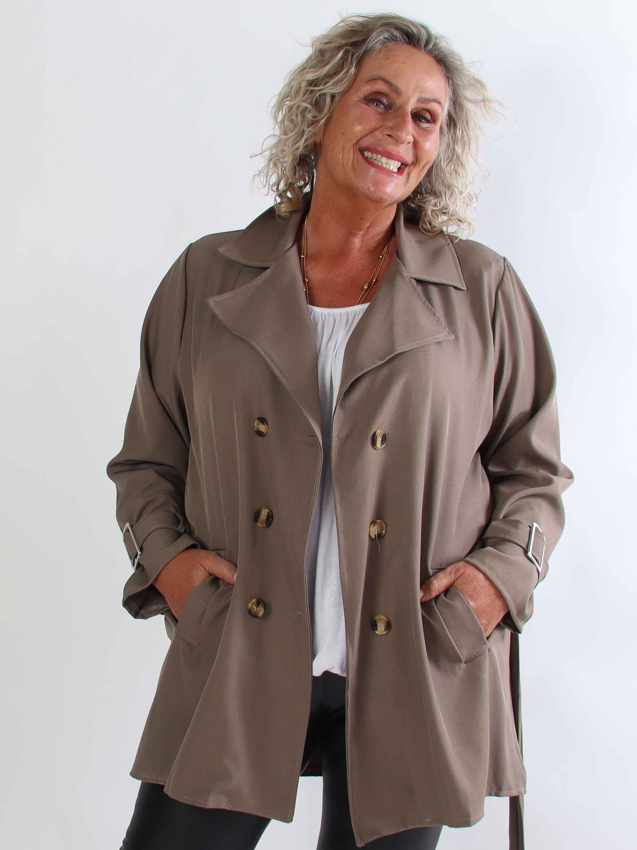 Sharpay Short 2.0 - Kort let plus size trenchcoat med bindebånd