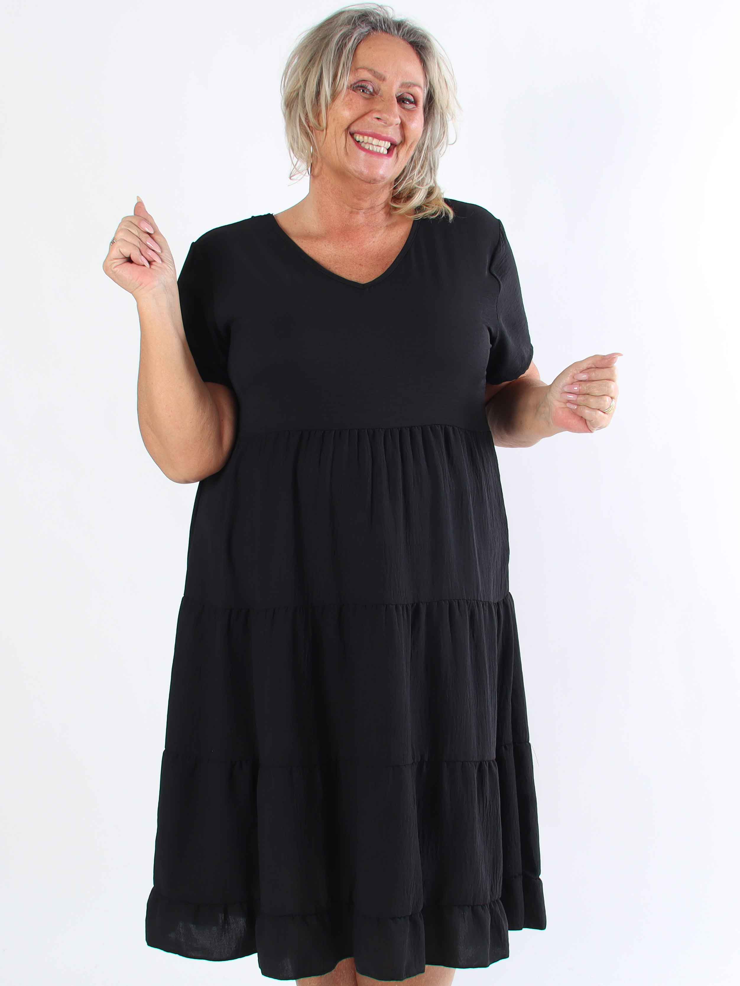 Shayna - Plus size kjole i viskose med broderet detaljer på ryggen