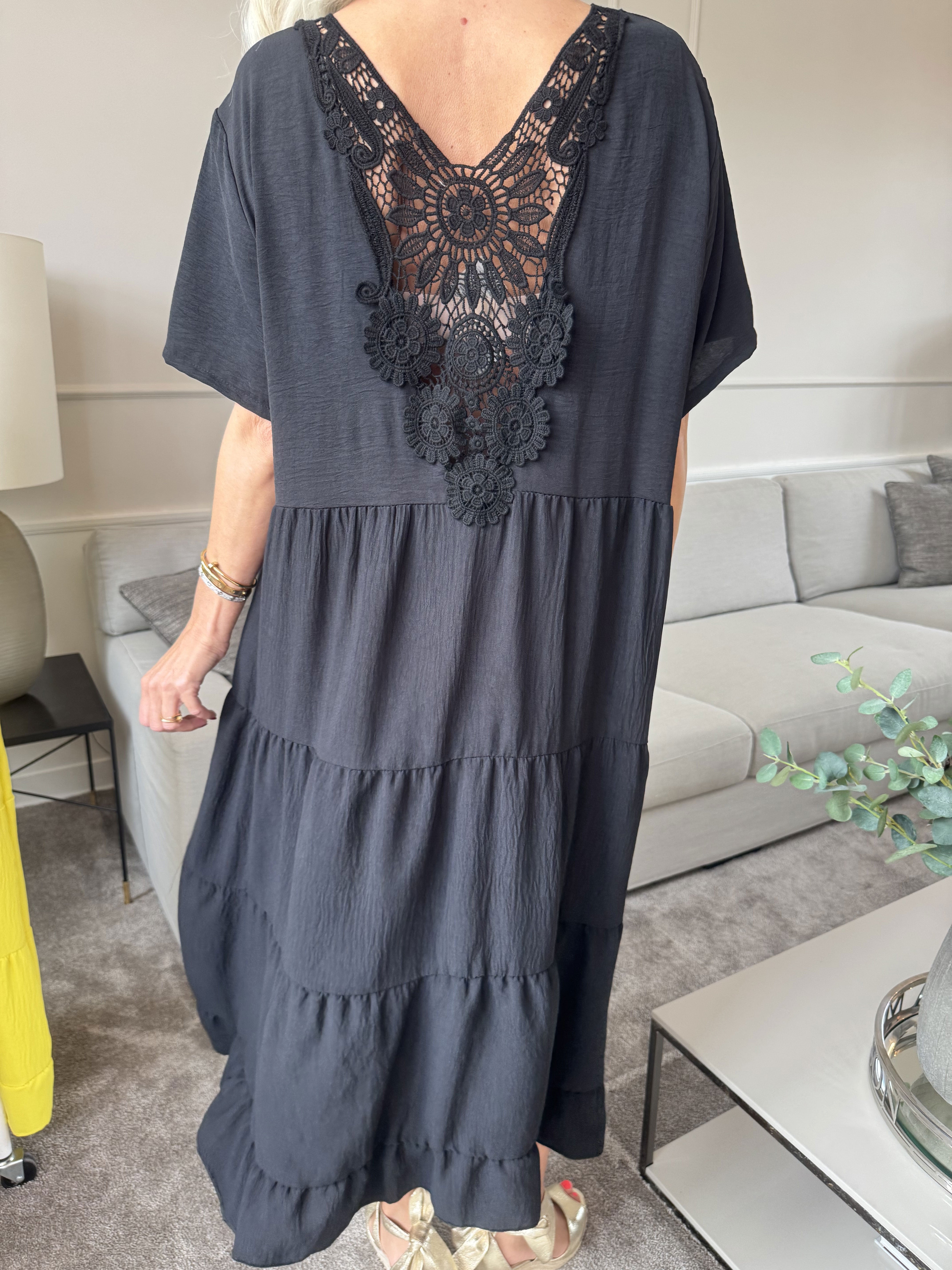 Shayna - Tunikakjole i viskose med broderet detaljer på ryggen