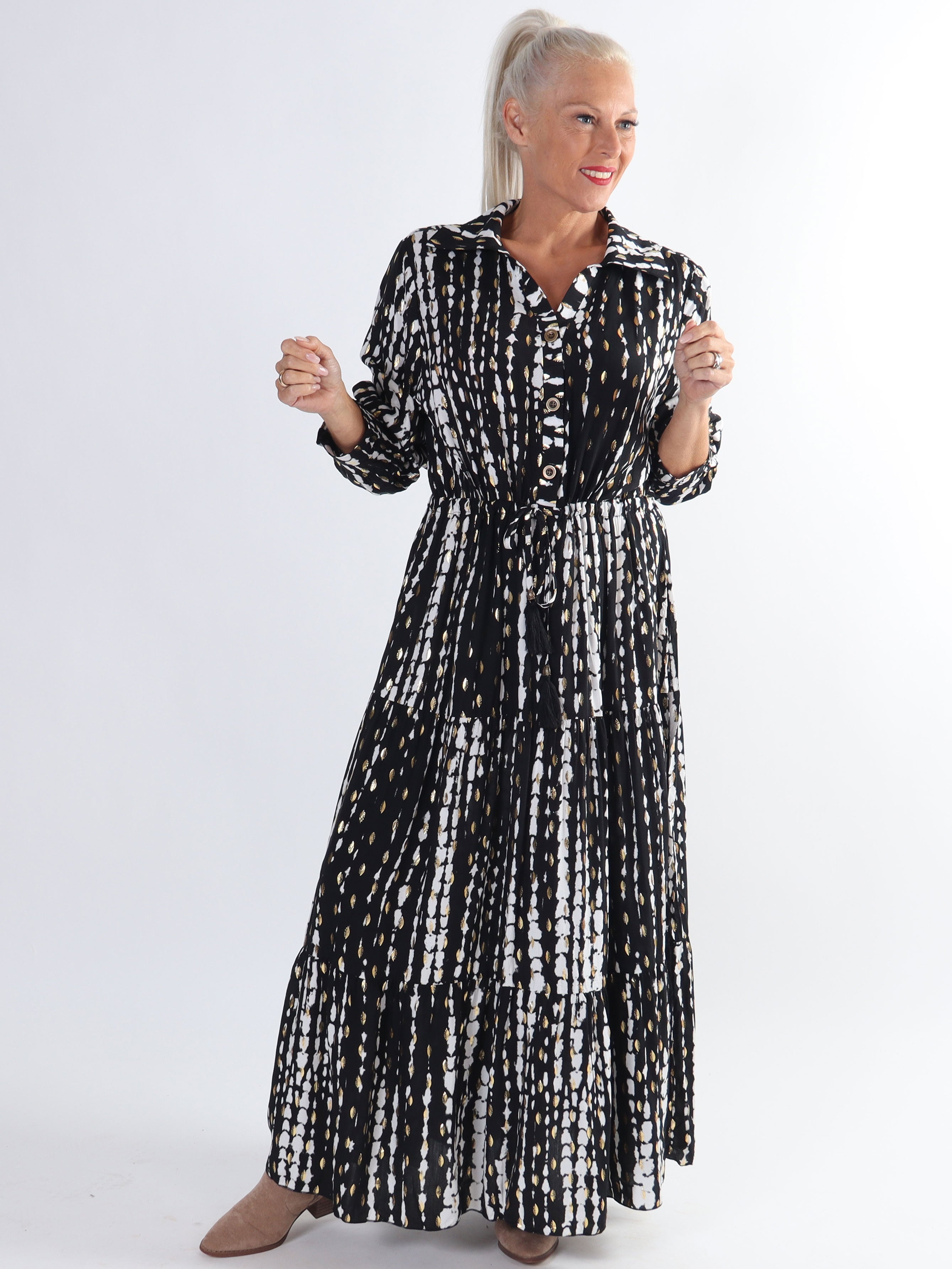 Shelly - Lang plus size kjole i viskose med gulddetaljer