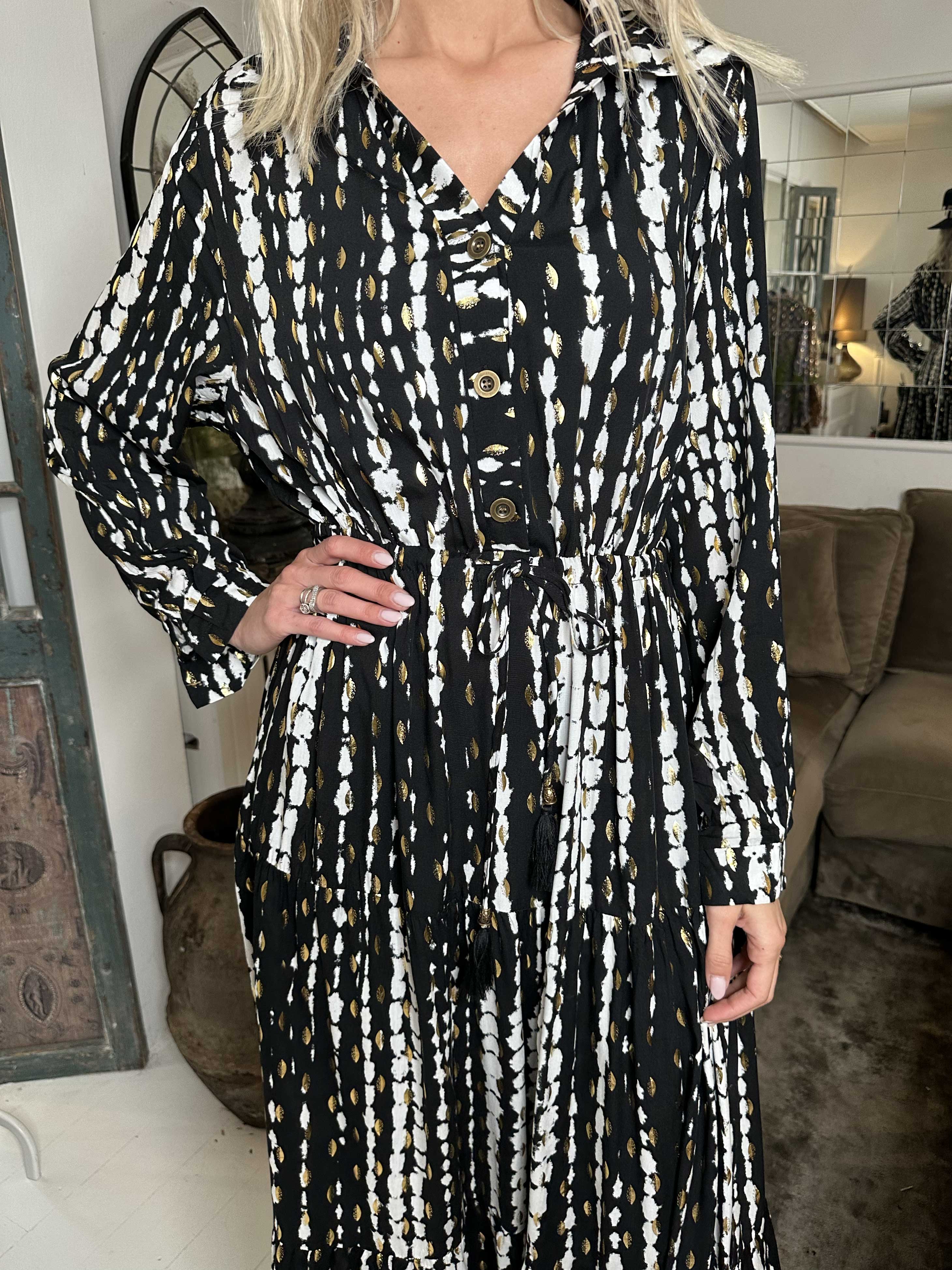 Shelly - Lang sort og hvid kjole i viskose med gulddetaljer