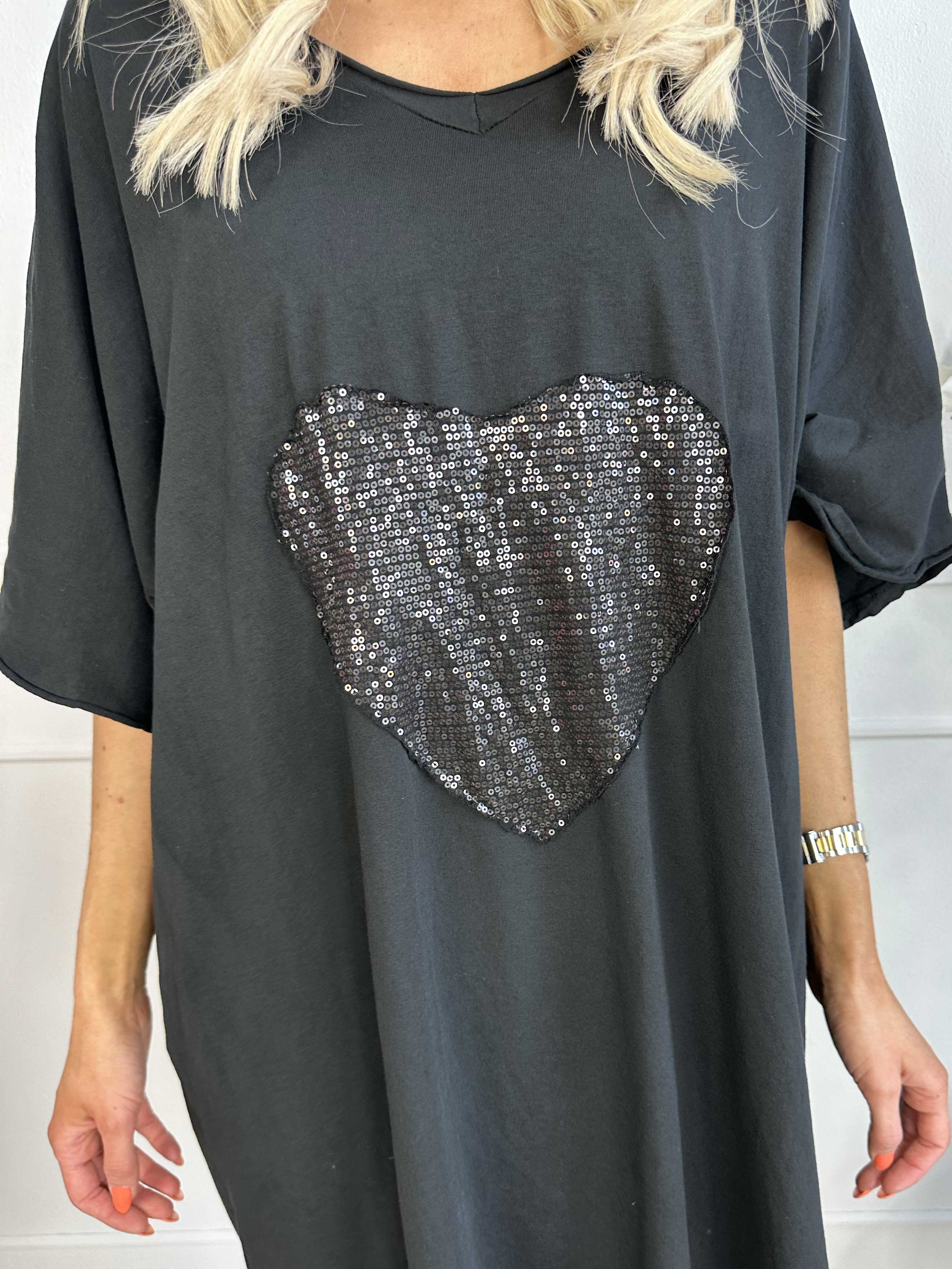 Shila - T-shirtkjole i bomuld med hjerte i pailletter