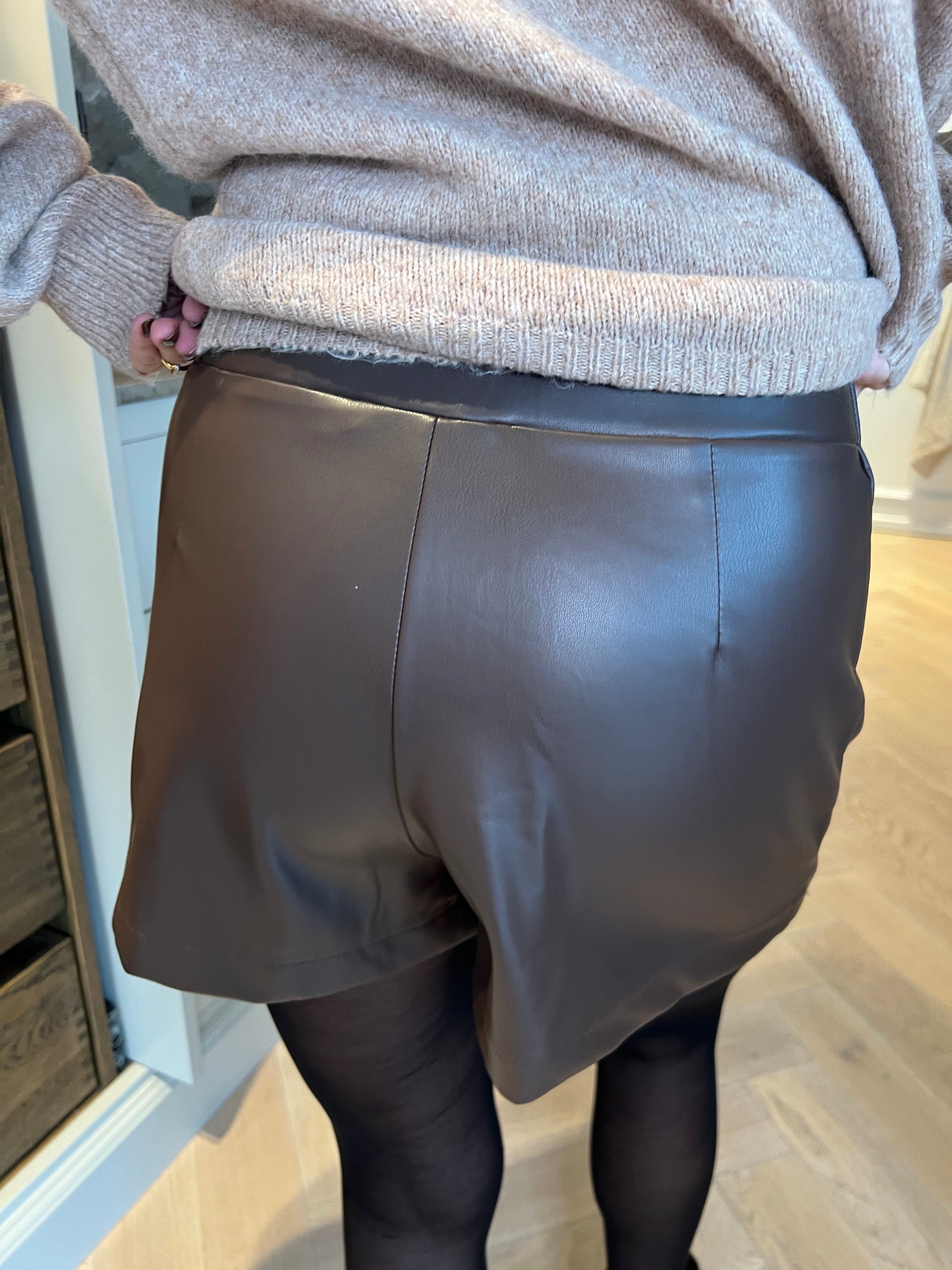 Sia - Shorts i læderlook med design, der giver illusionen af en nederdel