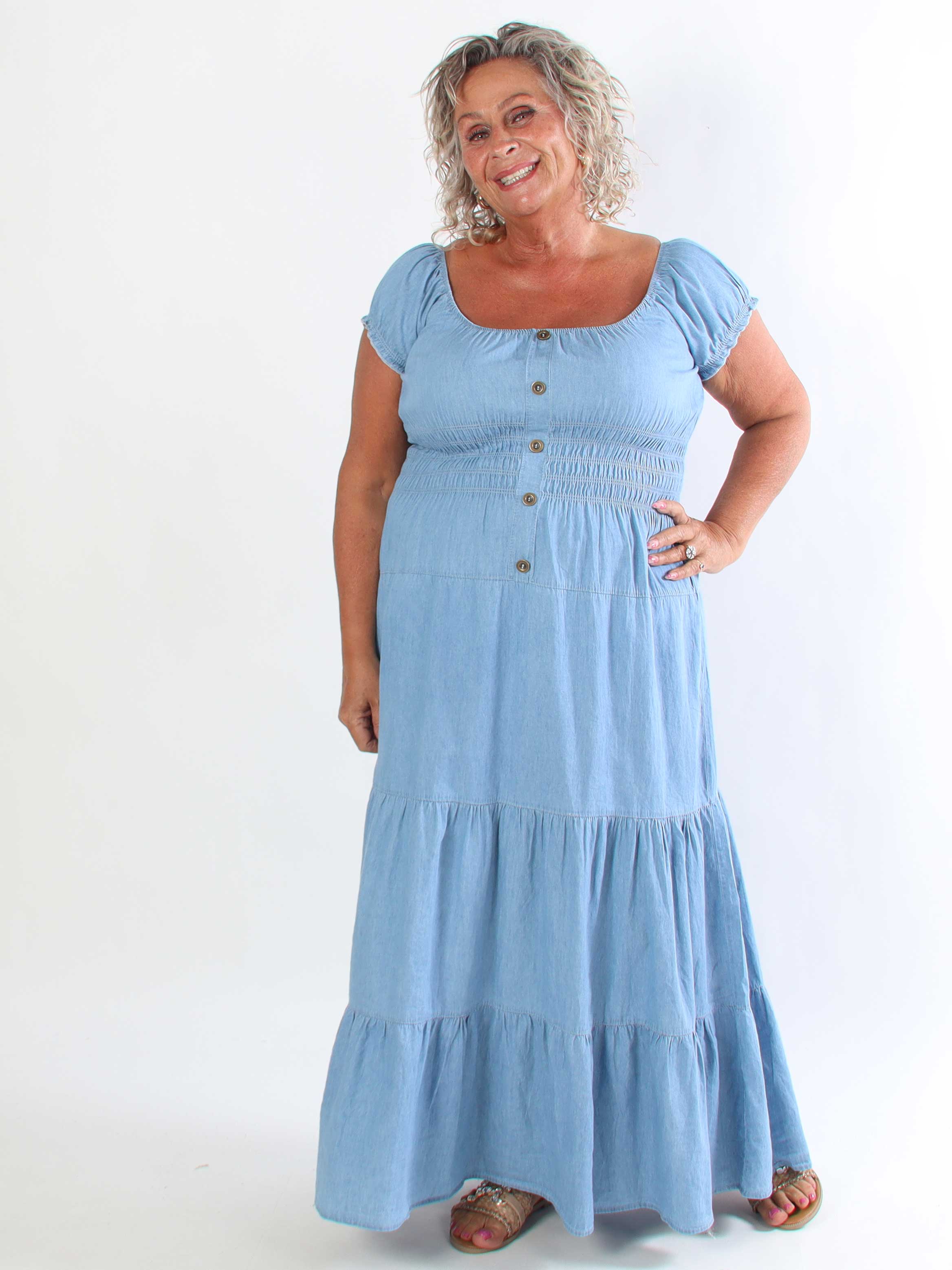 Siena - Plus size sommerkjole i let bomuldsdenim med smukke pufærmer