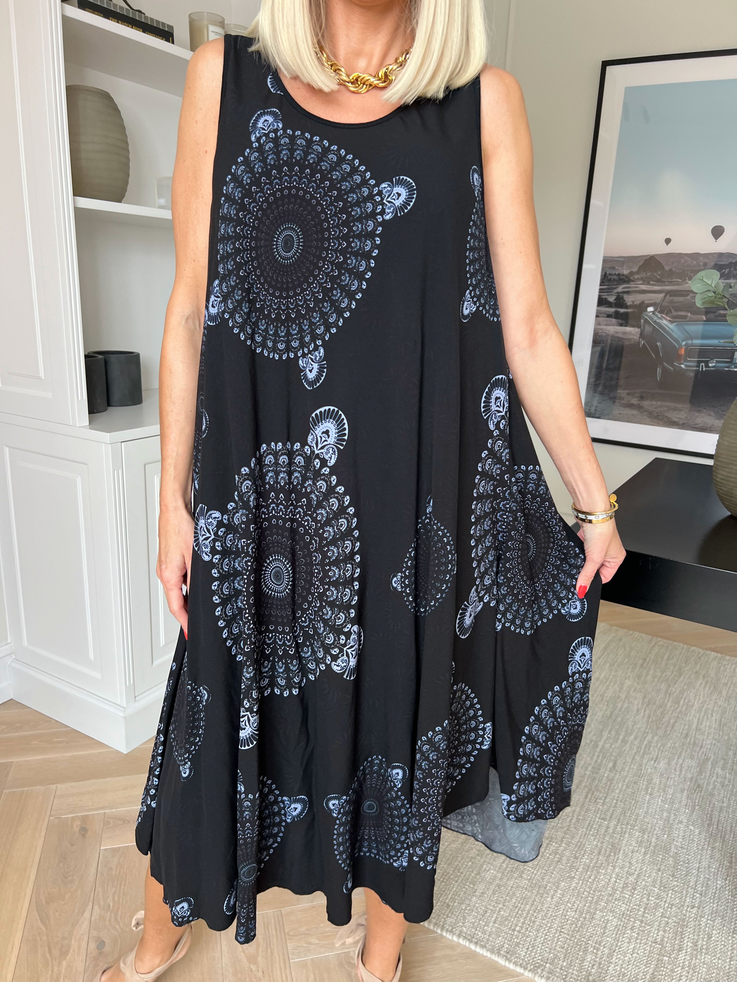 Sienna - Mønstret kjole i blød viskose med flatterende A-facon