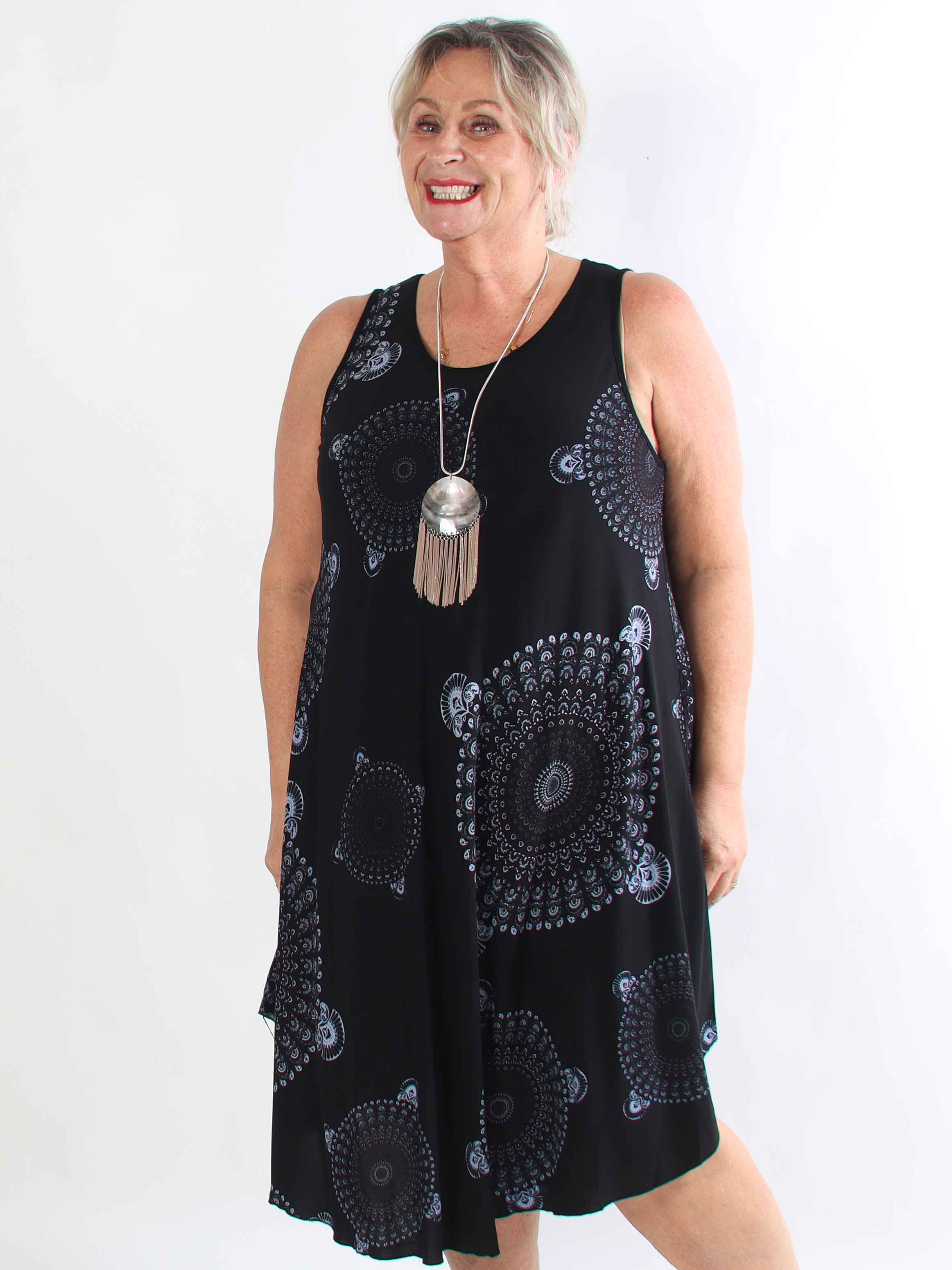 Sienna - Mønstret plus size kjole i blød viskose med flatterende A-facon