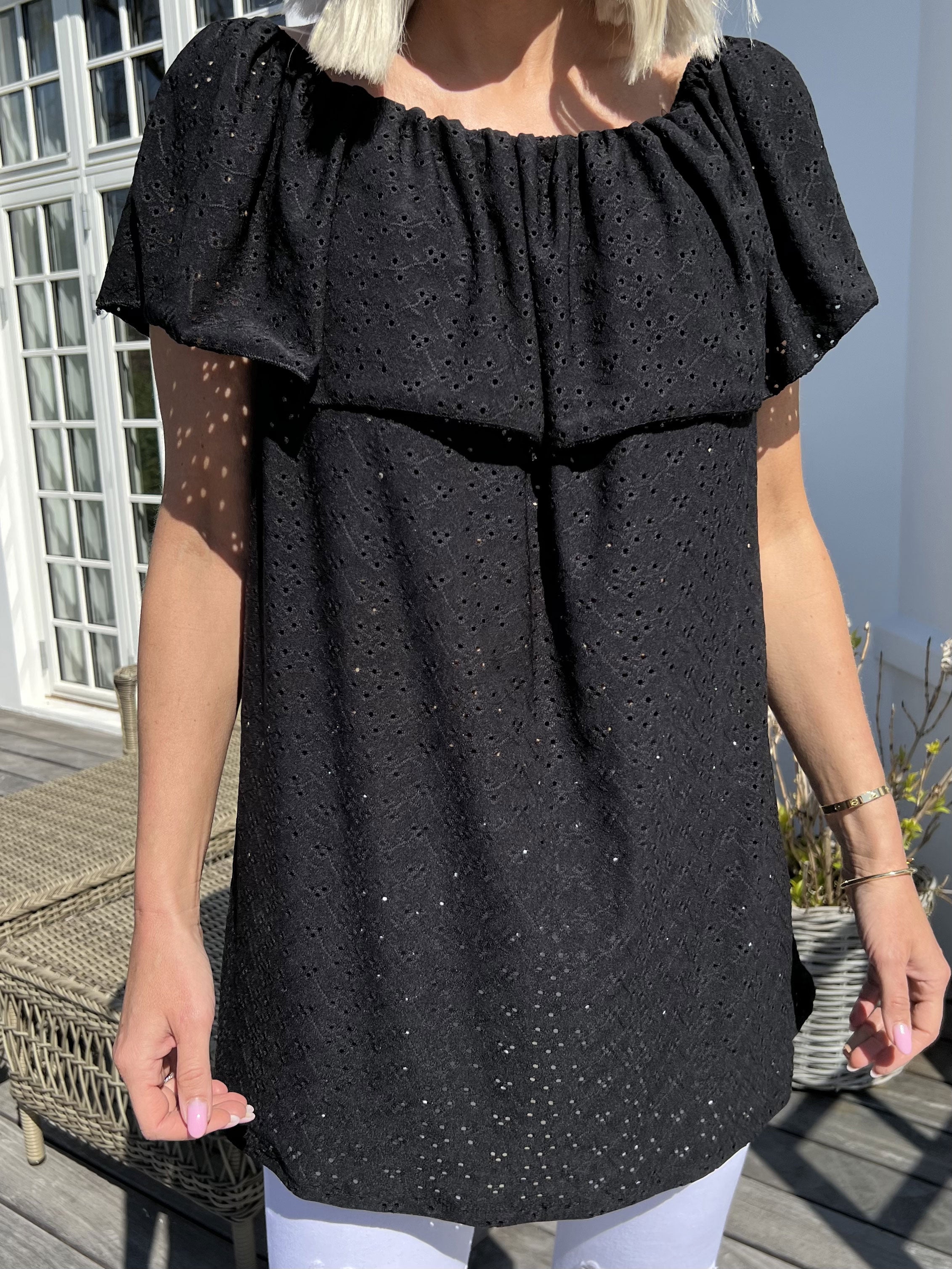 Sienna - Sød elastisk tunika med broderie anglaise