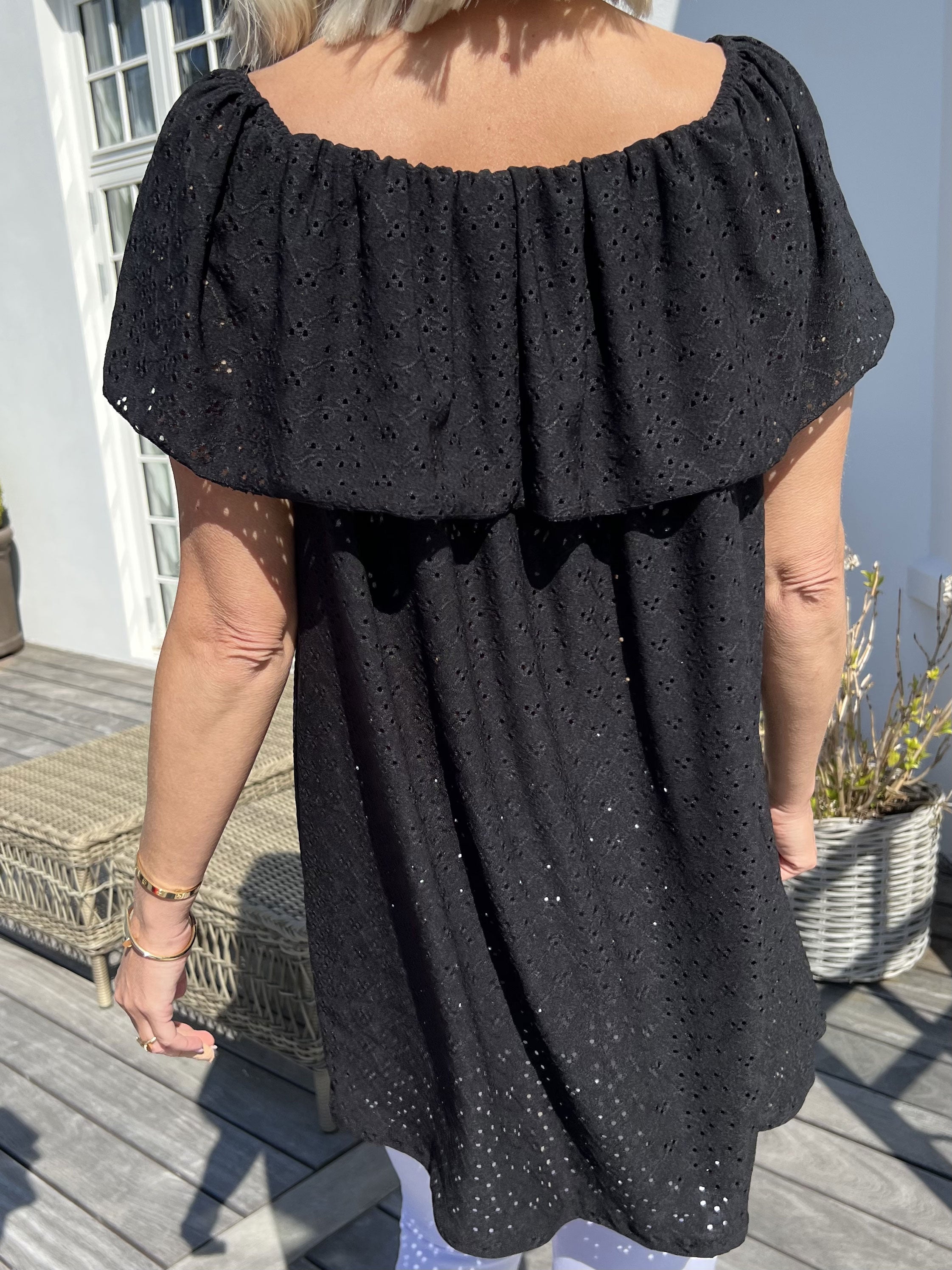 Sienna - Sød elastisk tunika med broderie anglaise