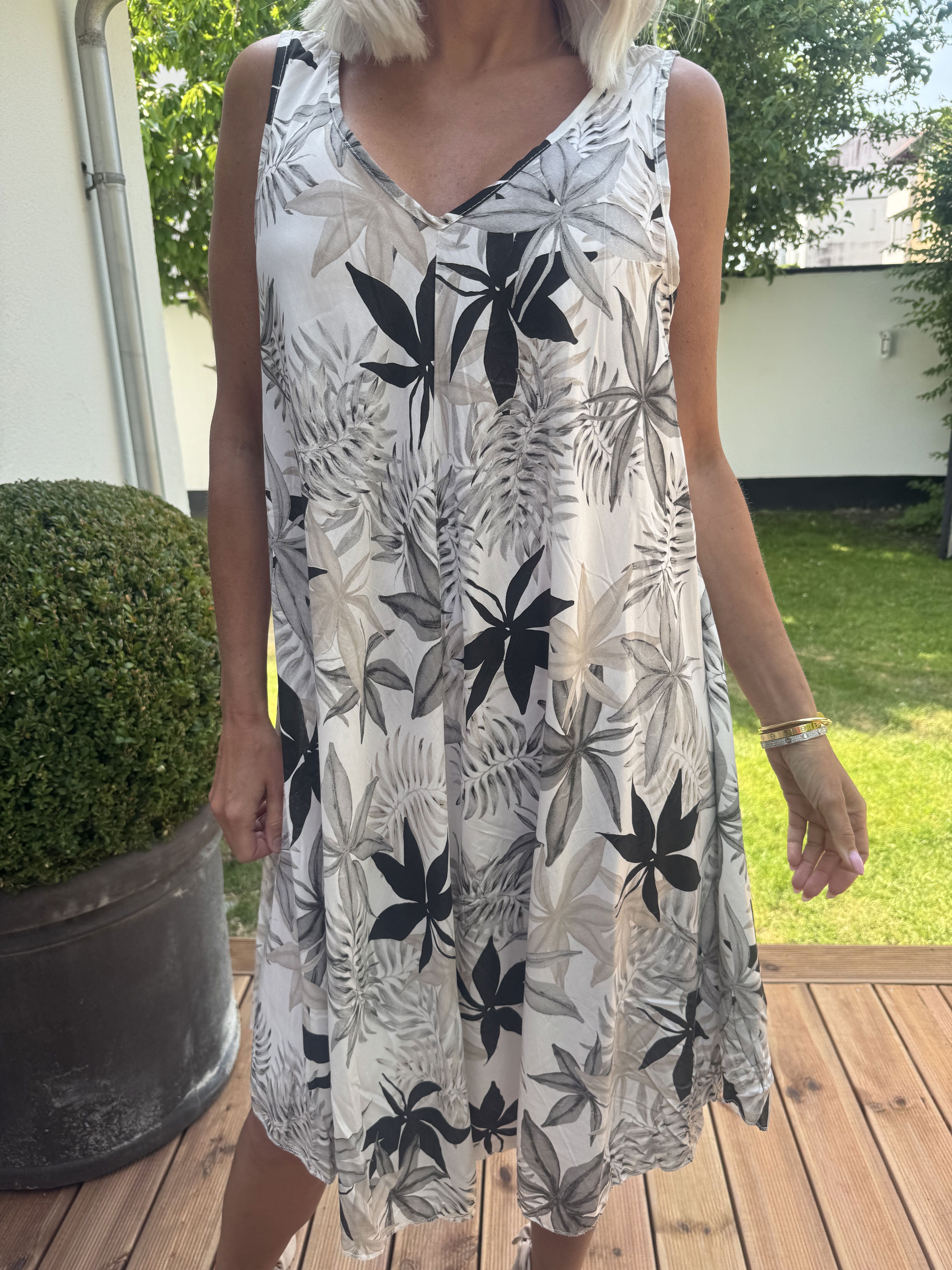 Sigri - Sød blomsterkjole i viskose med bredestropper