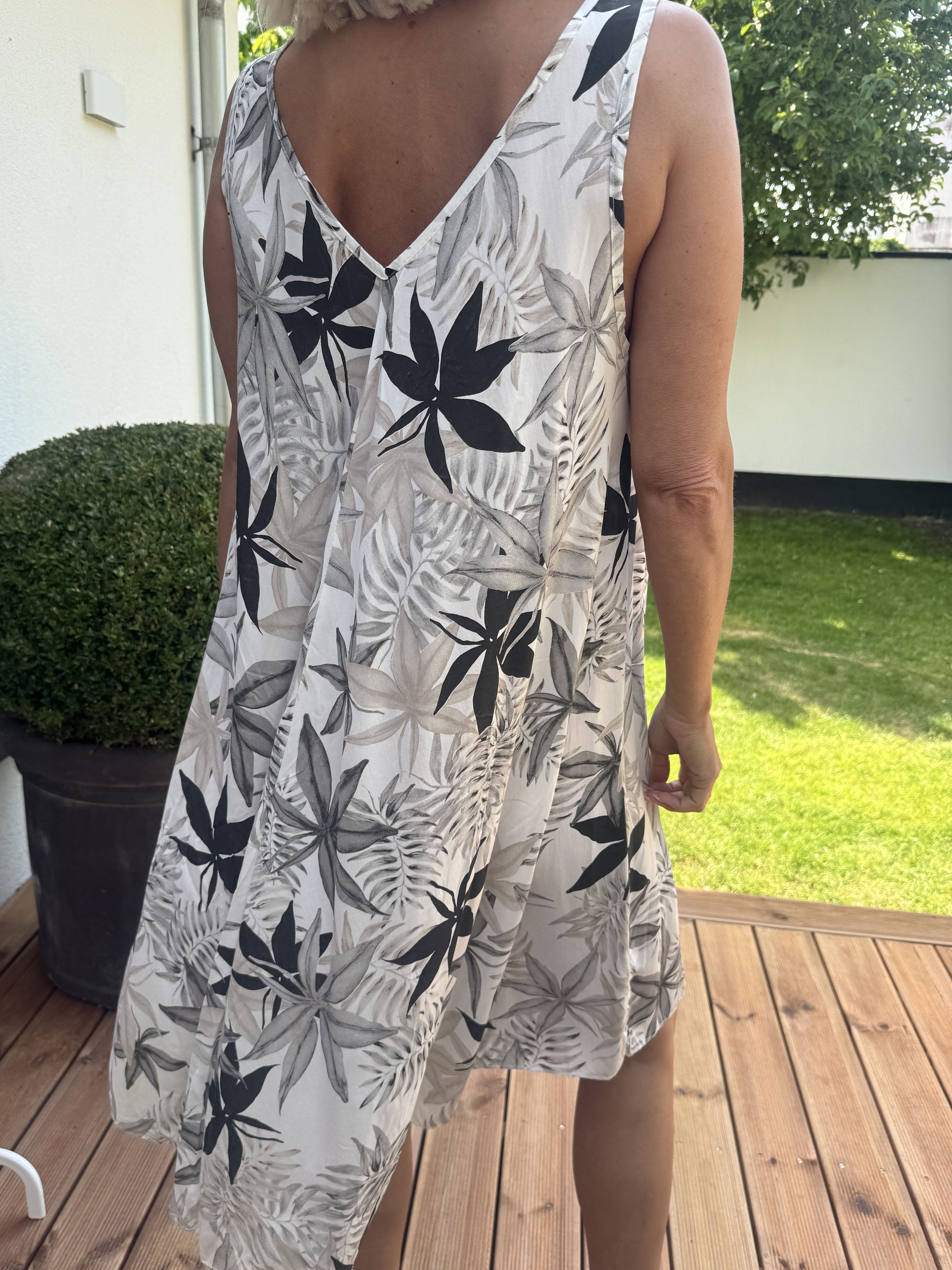 Sigri - Sød blomsterkjole i viskose med bredestropper